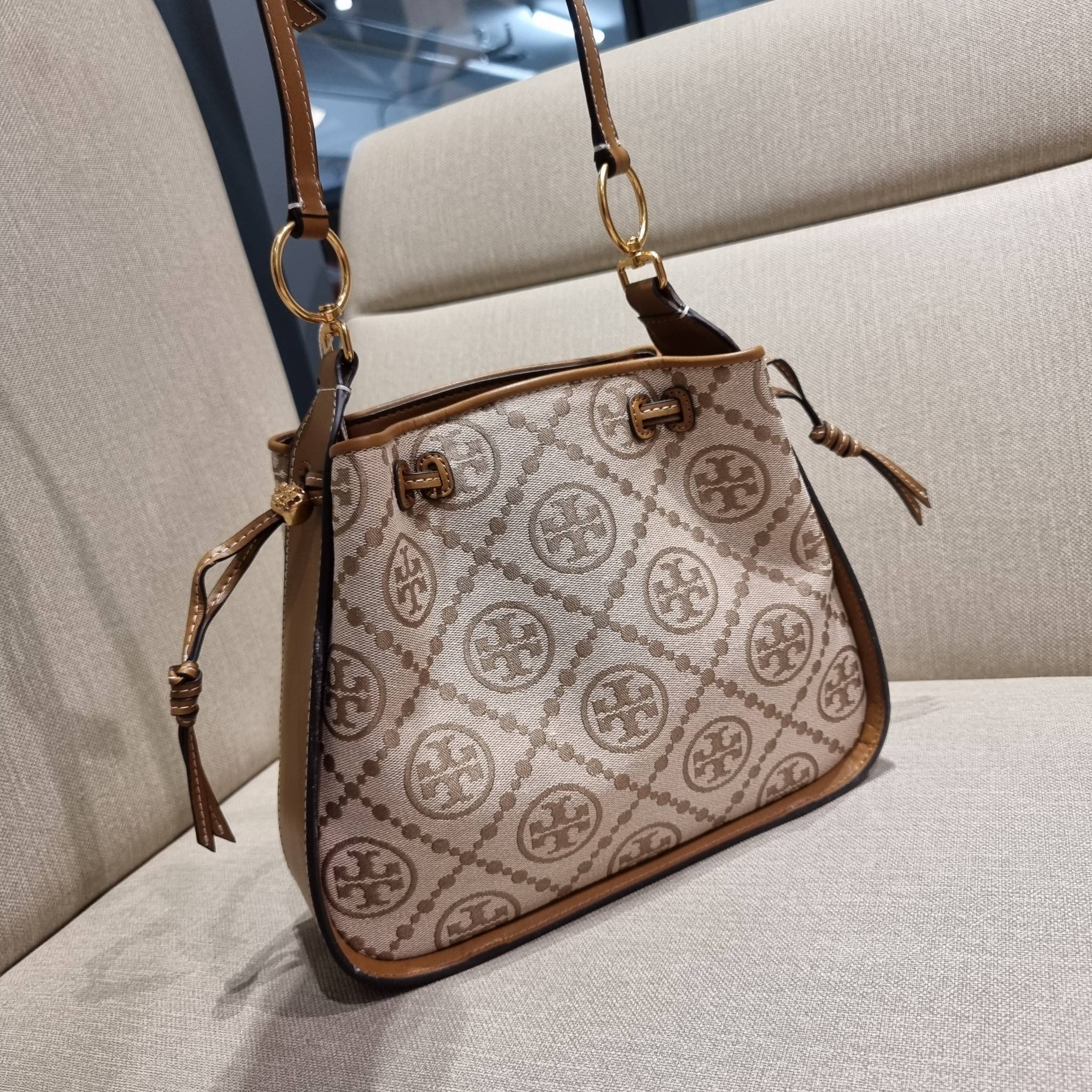 TORY BURCH T MONOGRAM JACQUARD BELL BAG คอลเลคชั่นใหม่ กับกระเป๋าลายโมโนแกรมยอดฮิต ที่มาในรูปทรงดีไซน์สวยเก๋ ชิคๆคูลๆ รับรองว่าไม่มีเกร่อ ตัวกระเป๋าทรงเหลี่ยม รูปเก็บทรงได้ในส่วนของปากกระเป๋า หรือไม่รูด ก็ได้ความสวยไปอีกแบบ วัสดุผ้า jacquard ตัดสลับหนังแท