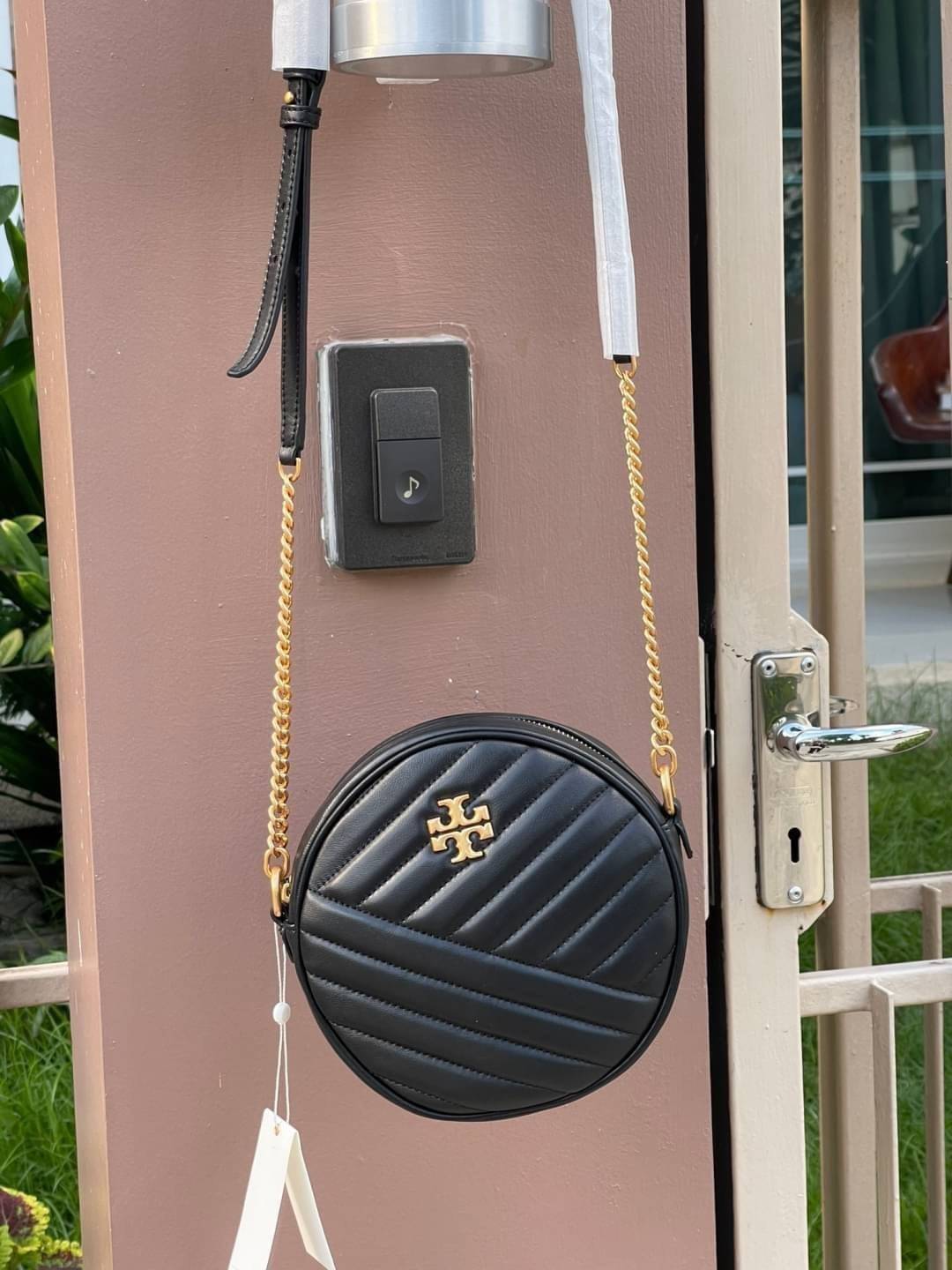 Tory burch Kira Cheron Circle Crossbody กระเป๋าสะพายคาดลำตัวรุ่นนี้โดดเด่นด้วยรูปทรงกลมสุดชิค ขนาดกะทัดรัด พร้อมด้วยหนังกระเป๋าที่ทำจากหนังแท้คุณภาพดี เพราะ Kira Chevron เป็นรุ่นที่ตอบโจทย์และครองใจสาว ๆ ได้อย่างแท้จริง เนื่องจากมีดีไซน์เรียบหรู โดยทางแบร