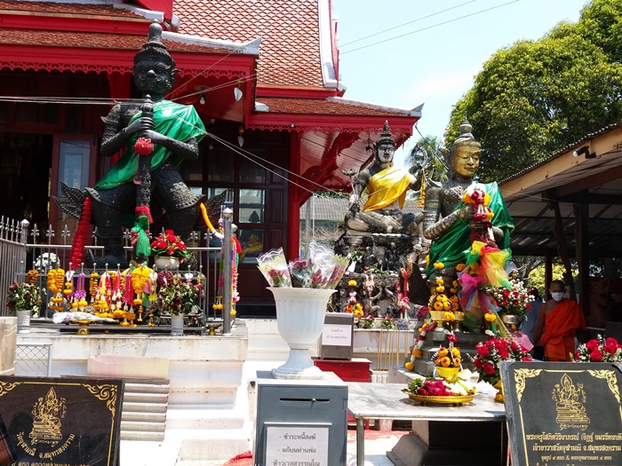 ผ้ายันต์สีแดง(ผืนกลาง)ท้าวเวสสุวรรณ วัดจุฬามณี กว้าง 15 ซม.( 6นิ้ว ) X สูง 22 ซม.( 9 นิ้ว )ค่ะ