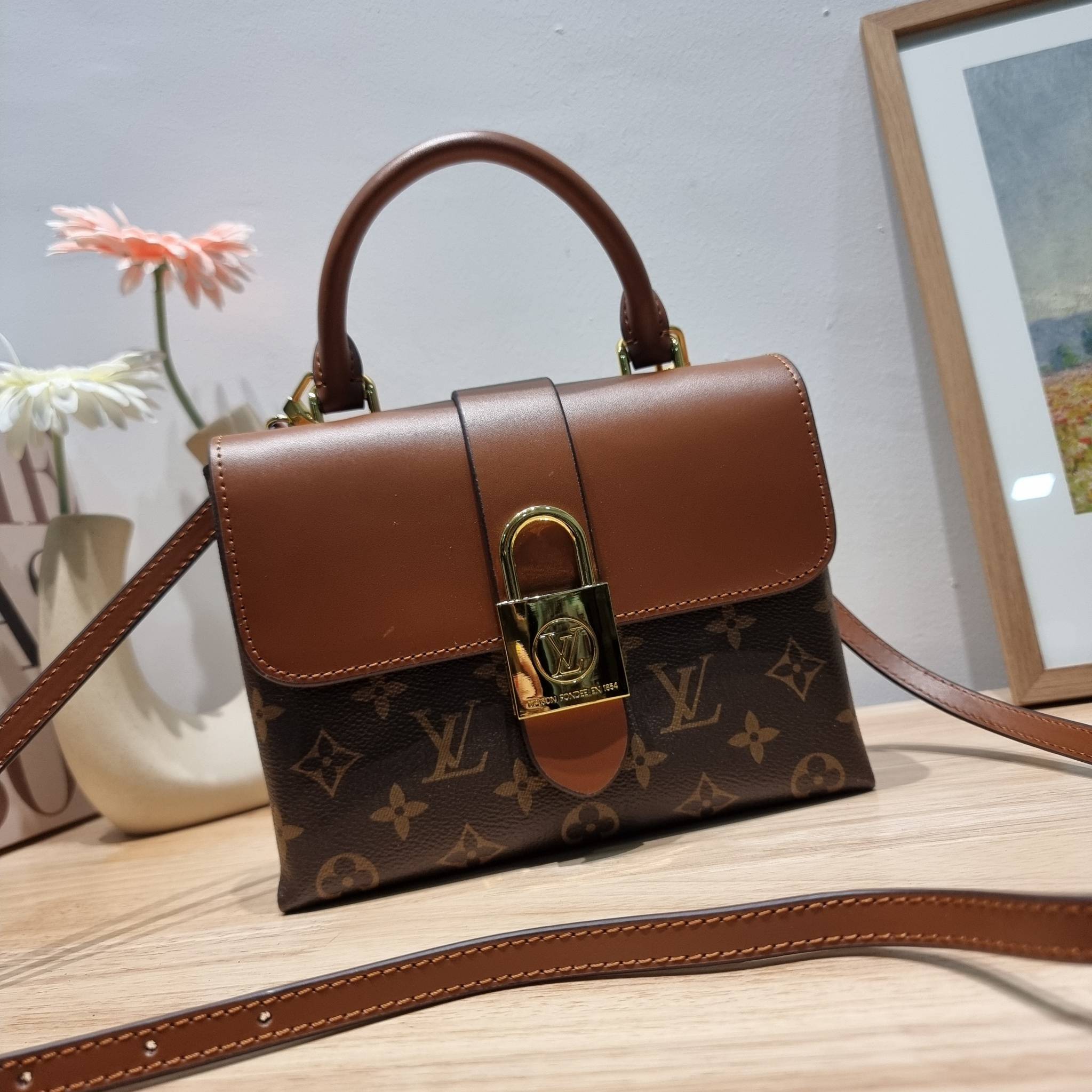 LV LOCKY BB MONOGRAM กระเป๋าสะพายข้าง ดีไซน์หรู ใหม่ล่าสุด สวยถึงบ้านได้ก่อนใคร มีใช้เลิศๆทันปีใหม่แน่นอน คุ้มที่สุด โดดเด่นด้วยอะไหล่ดัมมี่รูปกุญแจสีทอง