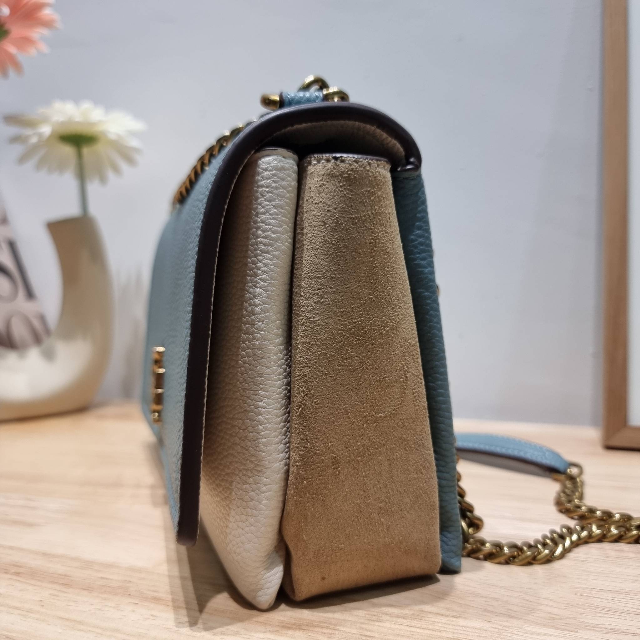 TORY BURCH LIMITED-EDITION SHOULDER BAG รุ่นลิมิเต็ด กับกระเป๋าสะพายไหล่ทรงผู้ดี ที่ผลิตมาในจำนวนจำกัด โดดเด่นด้วยอะไหล่ทองคลาสสิคหรูหรา