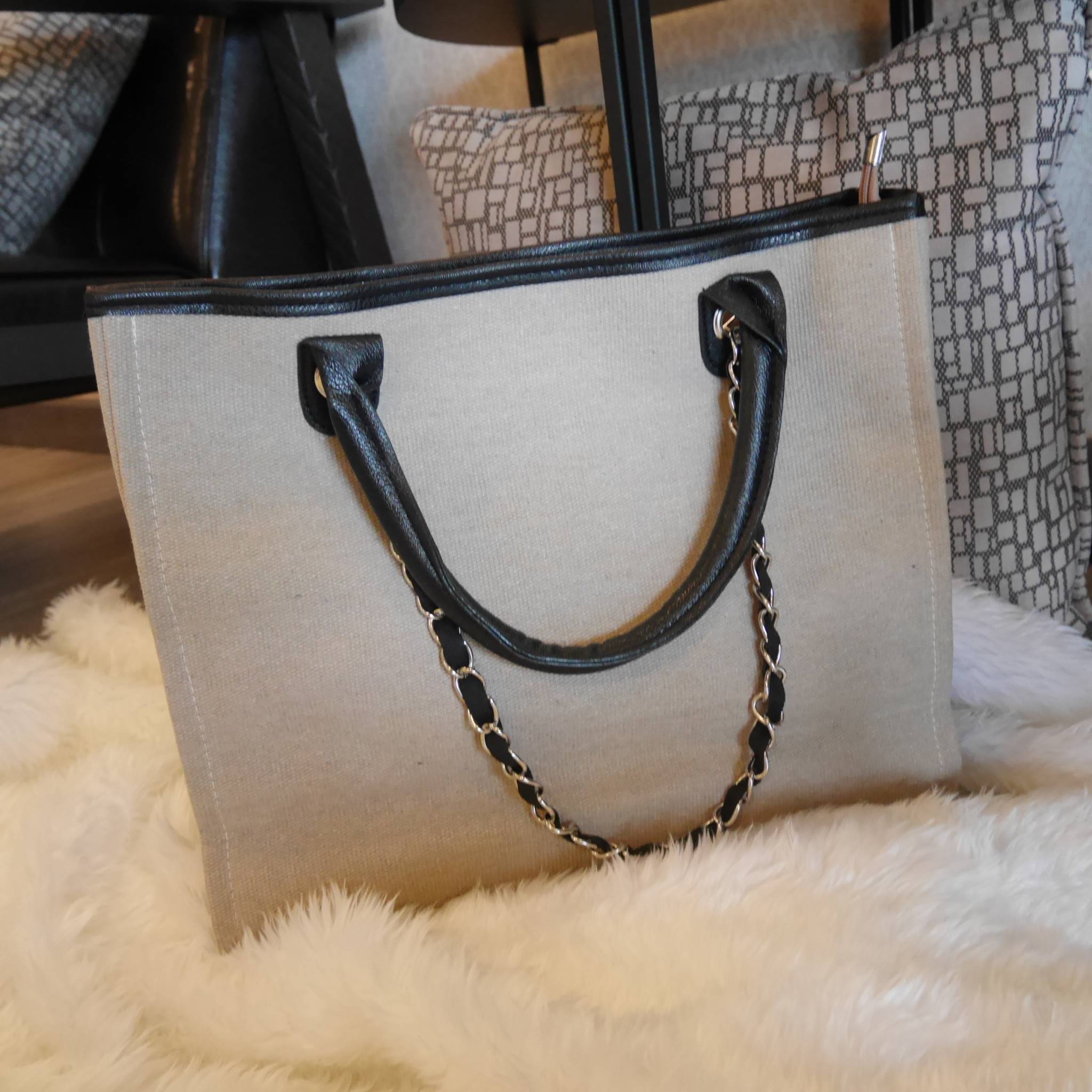 สินค้าขายดีที่สุดในสองปี **กลับมาอีกแล้วคะ งาน พรีเมี่ยมกิ้ฟจากแบรนด์ Chanel กระเป๋า ทรง Tote ผ้า canvas เนื้อหนาอย่างดี มีซับใน ด้านหน้าเพ้นโลโก้แบรนด์หรู **จุดเด่นที่ หูจับมี 2 แบบคือ แบบสายหนัง และ โซ่ สามารถ สะพายไหล่ได้คะ ใบใหญุจุของคุ้ม แต่น้ำหนักเบ