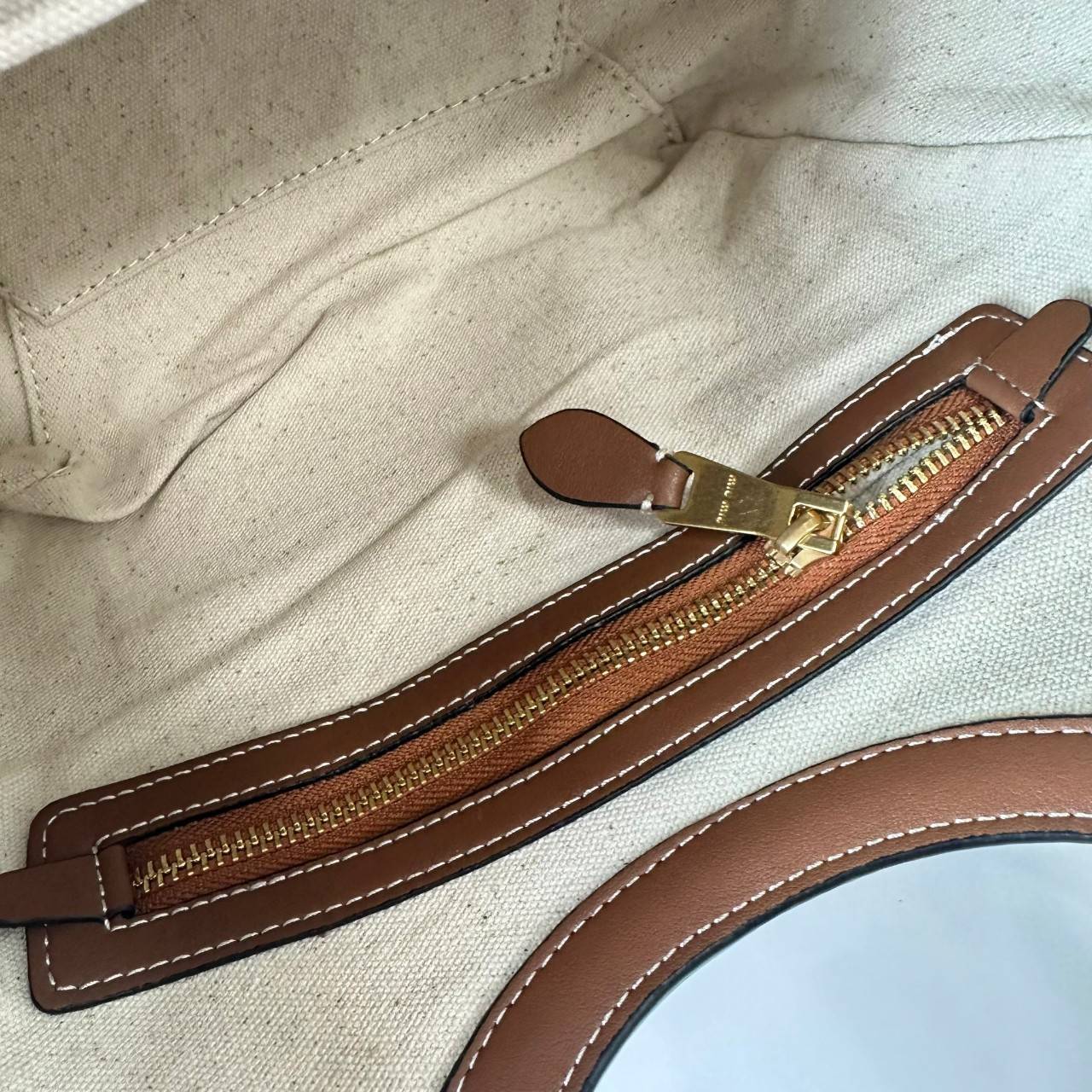 MIU MIU IVY CANVAS BAG / MIU MIU TOTE IVY MINI กระเป๋าถือหรือสะพายข้างทรงโท้ท รูปทรงทันสมัยน่ารัก สวยหรูมากๆคะ