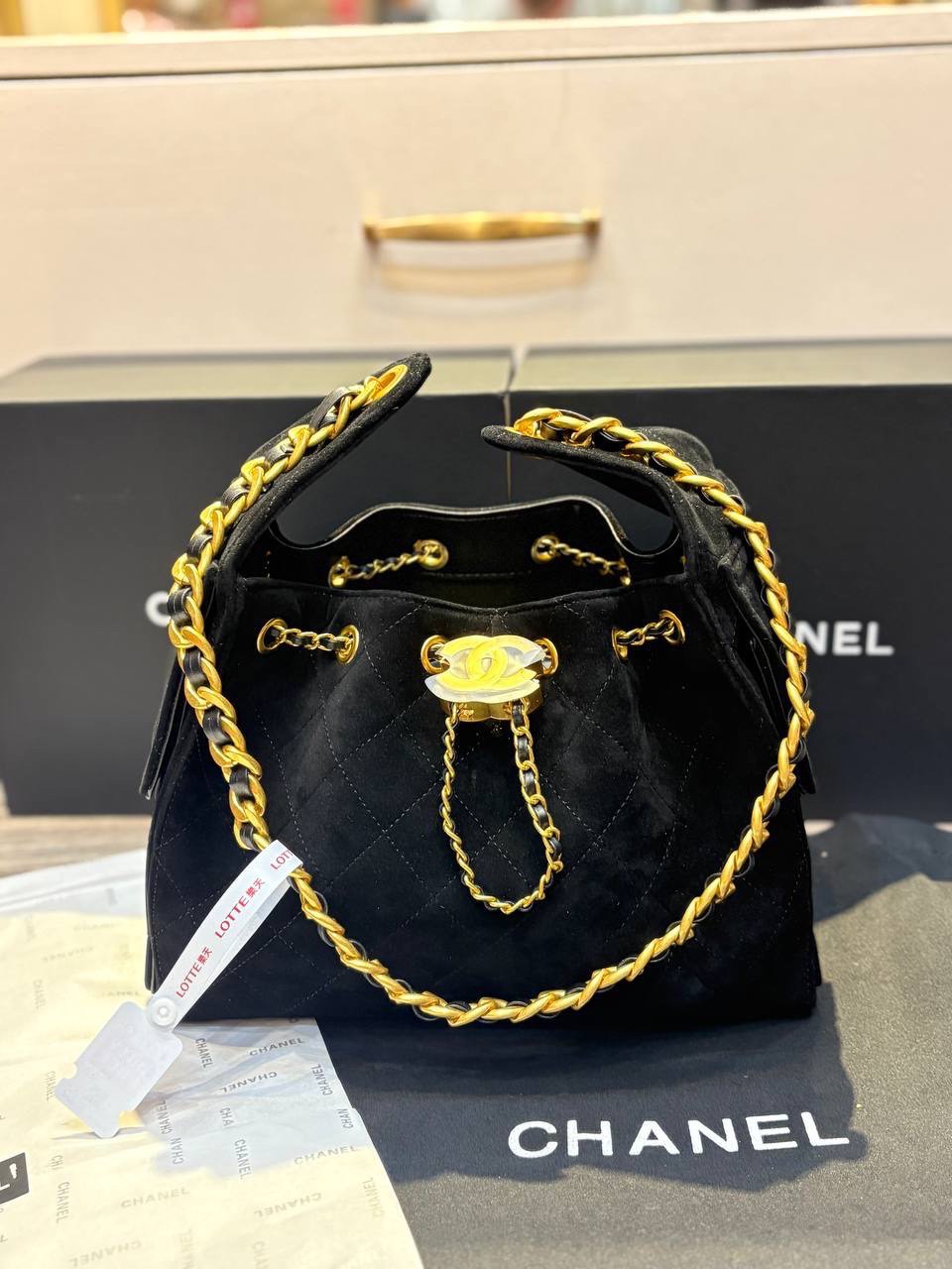 CHANEL 25 Small Suede Handbag กระเป๋าสะพายทรงโฮโบ ใหม่ล่าสุดงานหนังกลับ สวยหรูดูแพง รุ่นขายดีปังสุด รูปทรงใช้งานได้จริง จุของได้ ถือเก๋ๆ เอวี่เดย์ลุค