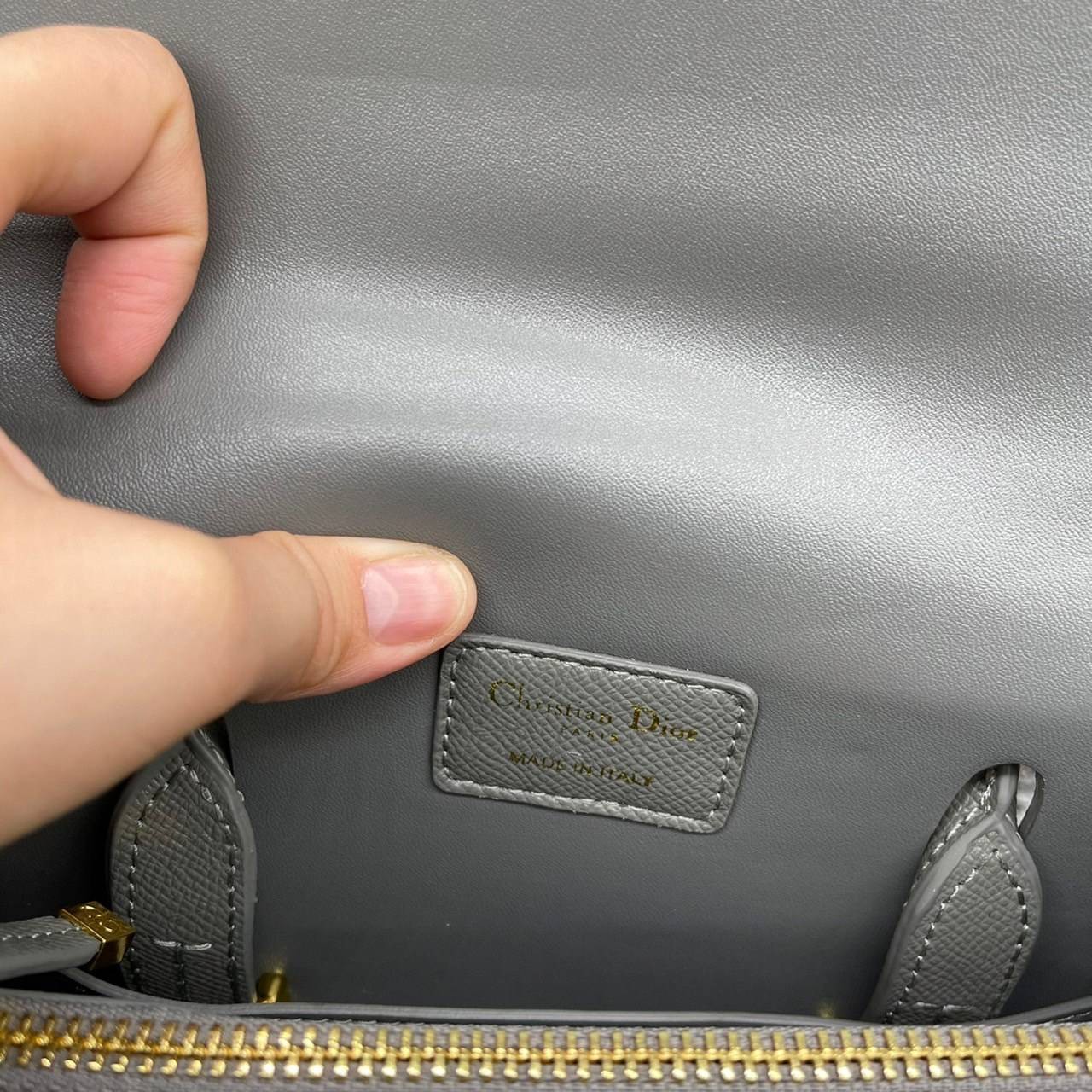 หนังแท้ DIOR Medium ST Honore Tote Collection Fall/Winter 2020-2021 มาในรูปแบบกระเป๋าทรงสี่เหลี่ยมที่ได้มาตรฐาน ทำจากหนังลูกวัว (Calfskin) ลายเกรน ซึ่งสื่อถึงความหรูหราได้อย่างลงตัว ตัวด้ามจับ มีการเย็บเข้าด้านในของกระเป๋าเพื่อเพิ่มความแข็งแรงทนทาน ด้านหน