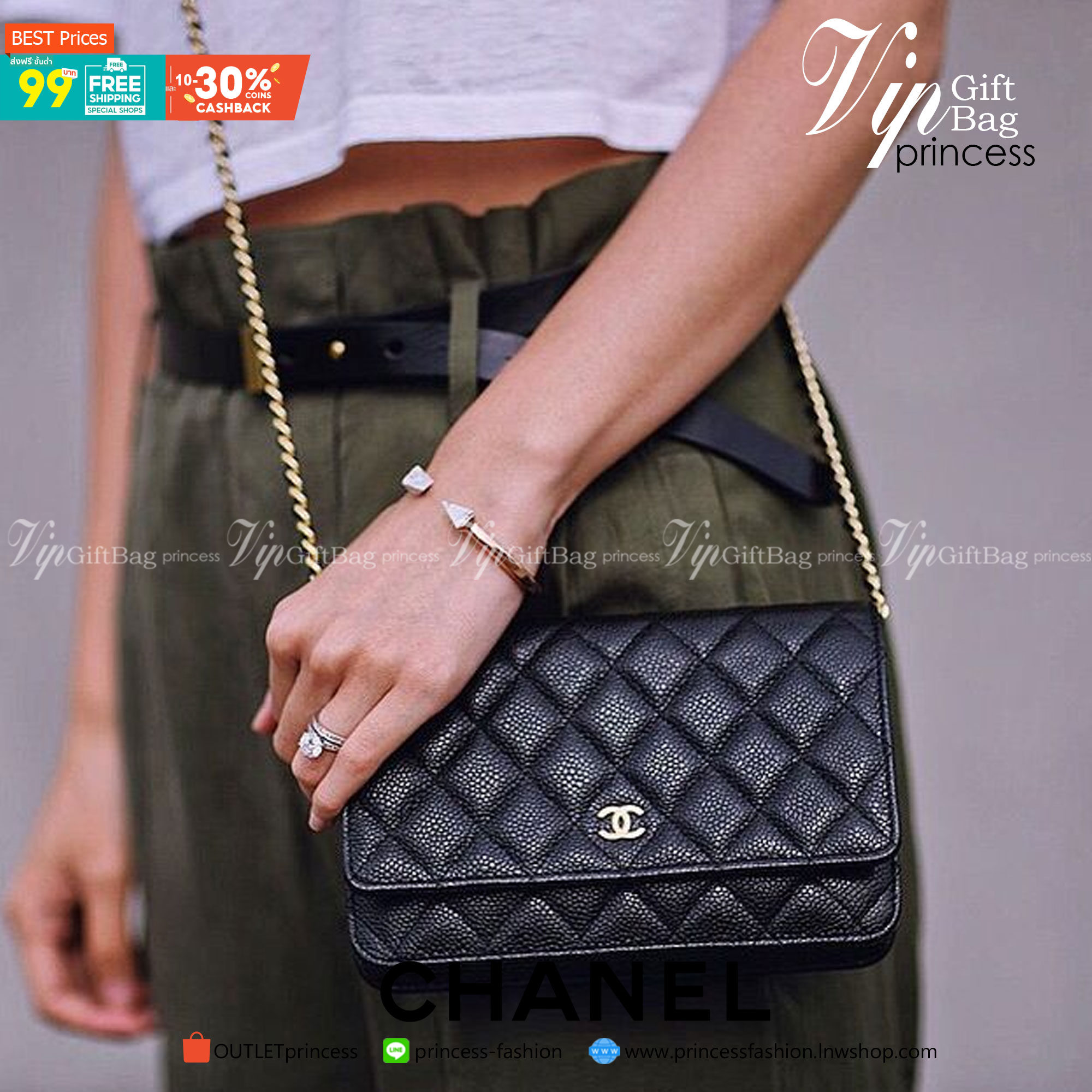 Chanel รุ่น Limited edition วัสดุหนังลายคาเวียร์ เนื้อนุ่ม อยู่ทรงคุณภาพดีตามแบบฉบับของแบรนด์ ขนาดกำลังดี น้ำหนักเบา ด้านหน้ามีโลโก้แบรนด์อะไหล่หรู มีช่องใส่บัตร ใส่ของจุกจิก เปิดปิดด้วยฝาปิดกระดุม ซับในหนัง ตัวจริงสวยมากๆถูกใจรีบจองนะคะ Premium Gift แท้ 