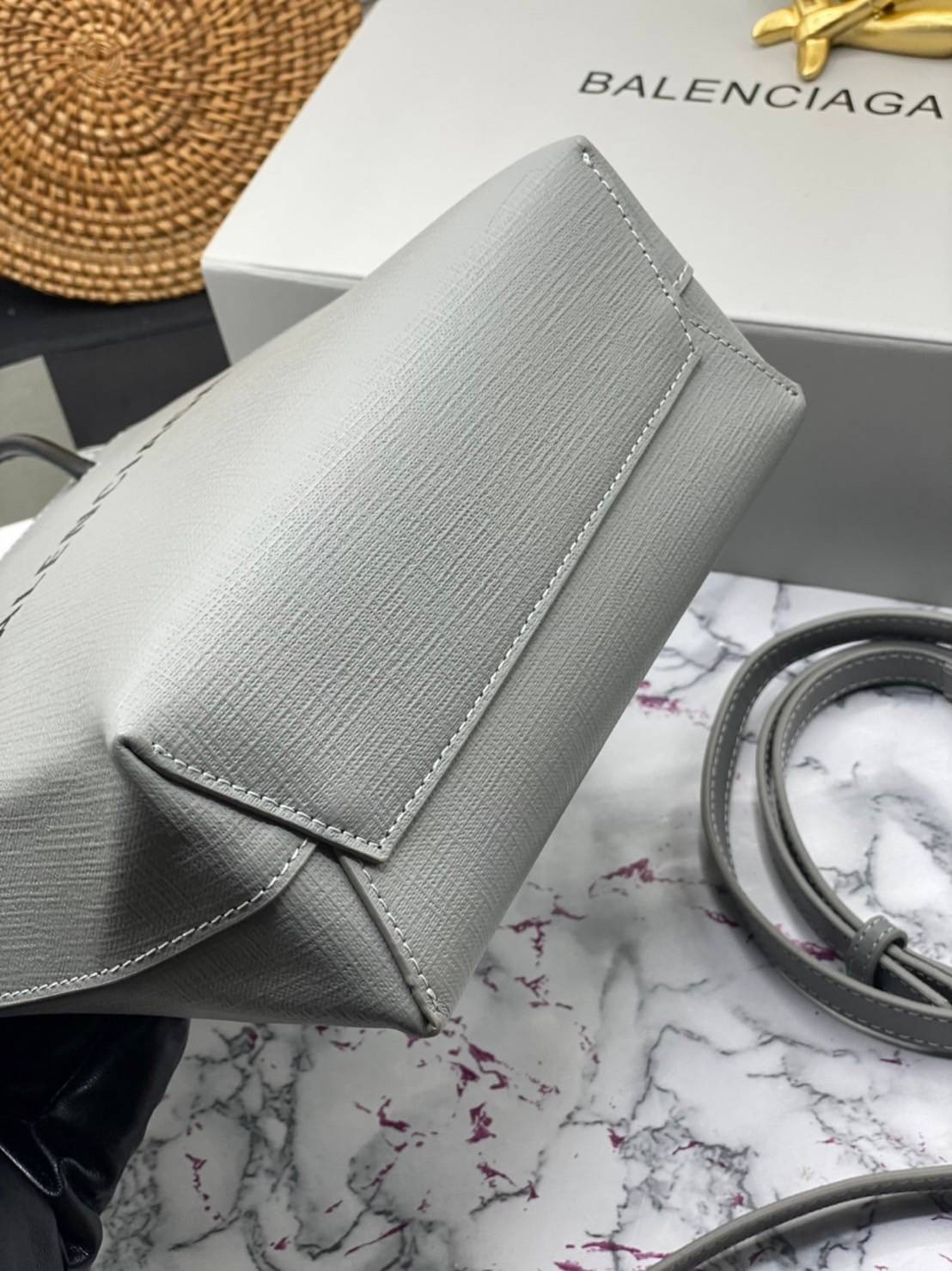 หนังแท้ BALENCIAGA XXS TOTE / Balenciaga shopping tote xxs พกกระเป๋าช้อปปิ้ง ไปทุกที่ในฤดูกาลนี้ ดีไซน์ที่ใช้ได้ทุกวันตั้งแต่หนังแบบมีเท็กซ์เจอร์ ภาพสินค้าถ่ายจากงานขายจริง ใช้งานต่างประเทศได้