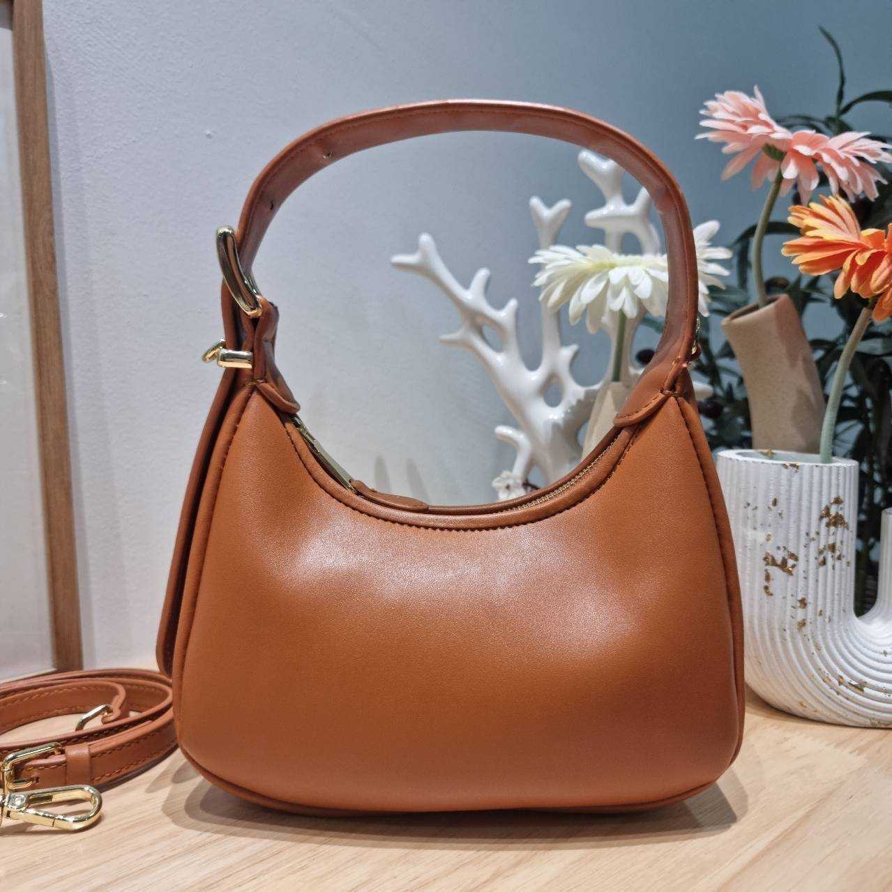 MIU MIU ZIP LEATHER TOP HANDLE BAG กระเป๋าสะพายไหล่/สะพายข้าง ทรงเก๋ ใช้งานง่าย เรียบหรูดูลัคชูสุดๆ