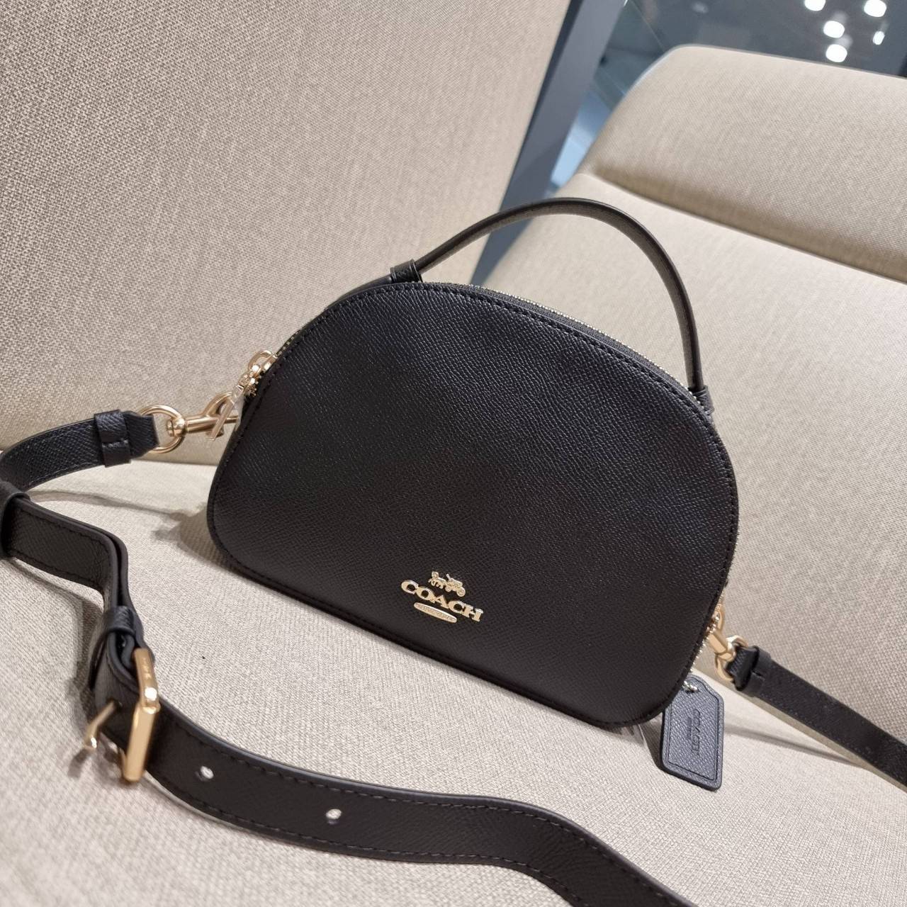 COACH 1589 SERENA SATCHEL กระเป๋าสะพายคอลเลคชั่นยอดฮิต ดีไซน์ลุคผู้ดี ต้องยกให้น้องใบนี้เลย!! จัดสีคุณหนูมาให้ สวยตาแตก!! วัสดุหนัง crossgrain ทนทาน เปิด-ปิดด้วยซิป 2 ช่องหลัก ภายในเป็นช่องโล่ง เก็บของได้แบบสบายๆ ใส่มือถือได้ทุกรุ่น สามารถหยิบไปแมทช์ได้ง่