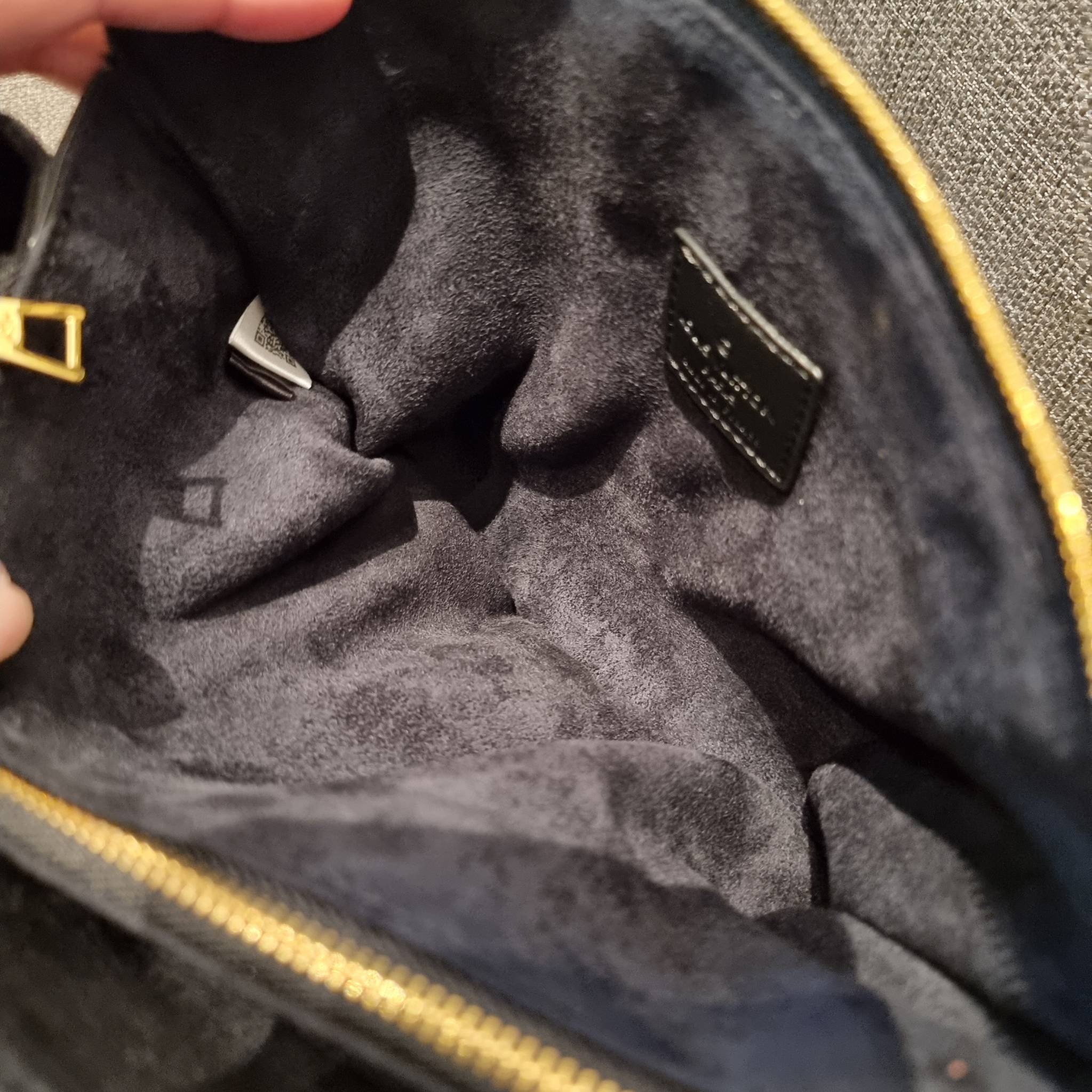 LV HANDLE POUCH MONOGRAM กระเป๋าสะพายกึ่งคลัชท์ สุดล้ำ ใหม่ล่าสุดมาแรงมาก ด้วยความสวยปังตั้งแต่แรกเห็น วัสดุหนังแกะปั๊มลายสวยคม มาพร้อมสาย 2 เส้น เลิศๆ มีสายโซ่ที่มีดีเทลละเอียดไม่ซ้ำ และสายสปอร์ตครอสบอดี้ ที่จะคล้องไว้ทั้งสองเส้นก็ดีงาม หรือสลับใช้ตามลุค