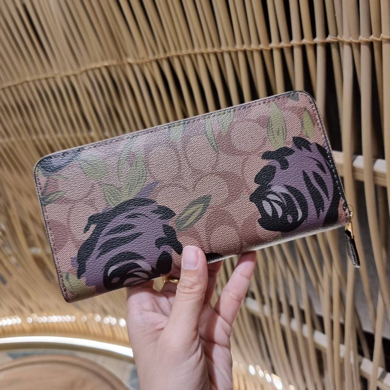COACH ACCORDION ZIP WALLET IN SIGNATURE CANVAS WITH PRAIRIE ROSE / JUMBO FLORAL / CAMO ROSE FLORAL / MEDLEY BOUQUET PRINT ((F31572/F39189/F26290/F2859)) สวยคลาสสิคไม่มีใครเกิน!! กระเป๋าสตางค์ใบยาว ลวดลายสวย สีสันโดดเด่น วัสดุหนังแคนวาสเคลือบ เปิด-ปิดด้วยซ