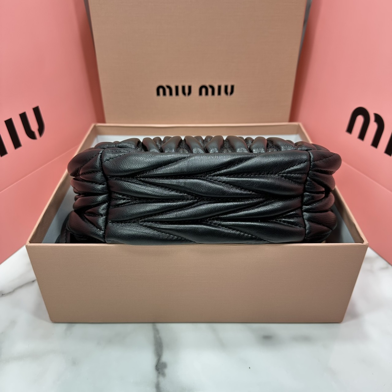 ORI หนังแท้ | MIU MIU Wander matelassé nappa leather hobo bag Small 22cm กระเป๋าสะพายทรงโฮโบ คิ้วท์สุดปัง ลุคลูกคุณหรูหราด้วยดีไซน์จับจีบนูนลวดลายเป็นเอกลักษณ์ หูจับในตัว ถือแบบเลิศๆ หรือจะใส่สายสะพายข้างก็ได้อีกลุค