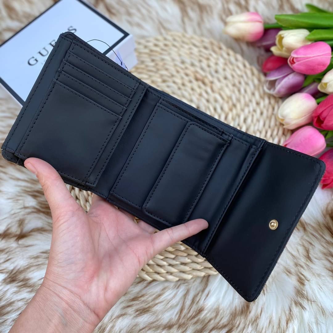 Guess wallet กระเป๋าสตางค์ใบสั้นซิปรอบทั้งใบ หนังลายแบรนด์ทั้งใบด้านหน้าติดโลหะโลโก้แบรนด์ หนังดีงามมาก