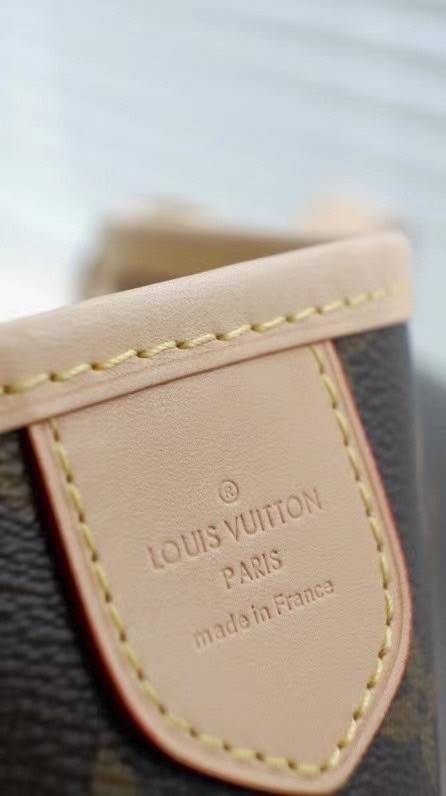 Louis Vuitton Monogram Delight Canvas กระเป๋าสะพายข้างทรงสูงใบใหญ่หนังแกะสังเคราะห์ หูหิ้วปั้มโลโก้ ด้านในมี1ช่องซิป 1ช่องใส่ของจุกจิ๊ก อะไหล่ทองหรูหรา มีสายยาว ถอดสายได้ ปรับระดับได้ จุของได้เยอะ หรูหรา สวยงาม เหมาะกับทุกโอกาศ ต้องมีติดตู้ห้ามพลาดเลยค่า