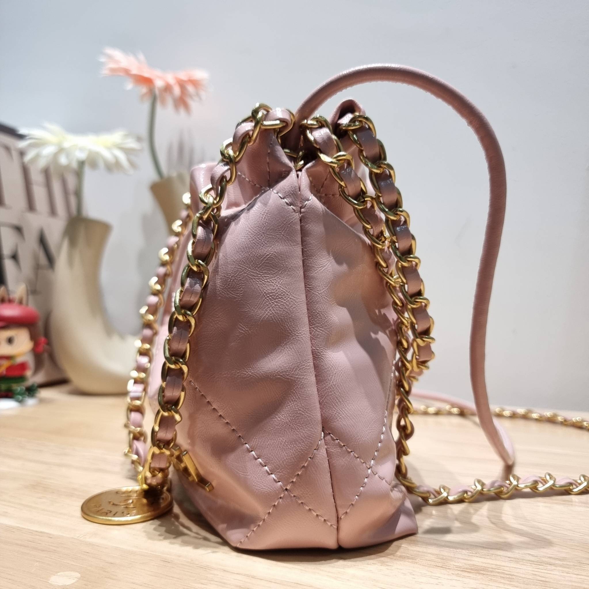 Chanel 22 mini bag / CHANEL 22 MINI HANDBAG พร้อมส่ง 4 สี กระเป๋าสะพาย ดีไซน์เรียบหรู โดดเด่นจากสายสะพายโซ่สีทอง และเหรียญโลโก้ ใช้ได้ง่ายๆไปเลยทุกโอกาส