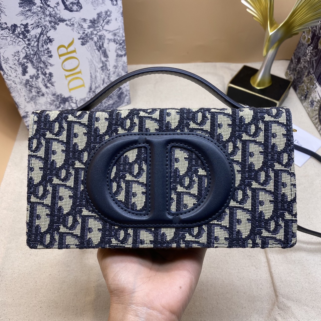 CD SIGNATURE MINI BAG Blue Oblique Jacquard / DIOR Clutch Bag พร้อมส่ง กระเป๋าสะพายทรงคลัท New for Winter 2023 คอลผู้ดี สวยหรู โดดเด่น ราคาสุดคุ้มพร้อมอุปกรณ์ครบ ไม่อยากให้พลาดน้า
