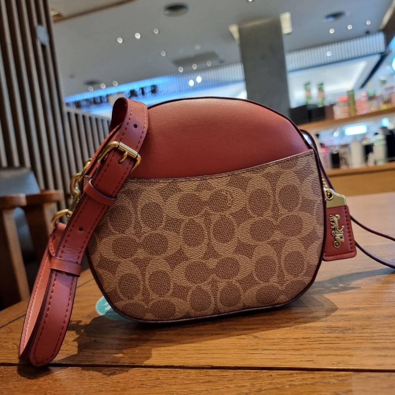 COACH 38680 CANTEEN CROSSBODY IN SIGNATURE CANVAS กระเป๋า crossbody รุ่นหายาก ทรงกลมสวยเด่น มีดีเทลเพิ่มความหรู ด้วยสีของอะไหล่ วัสดุหนังแคนวาสสลับหนังแท้ มีช่องย่อย เปิด-ปิดช่องหลักด้วยซิป ภายในโล่งกว้าง มีช่องซิปแยกให้อีก สายสะพายครอสปรับใช้ได้ตามตัว ใบ