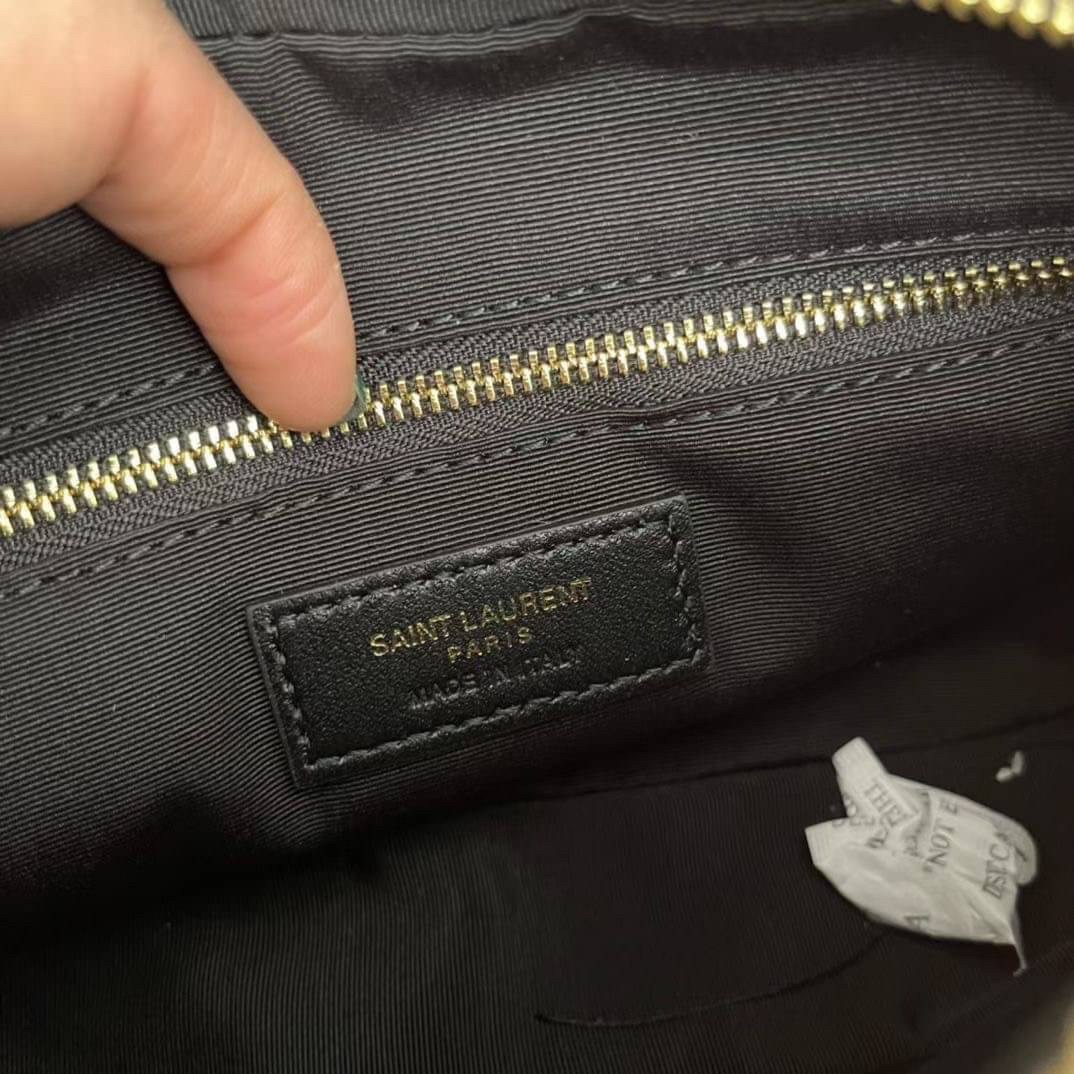 YVES SAINT LAURENT BAG กระเป๋าสะพายสไตล์วินเทจทรงเหลี่ยม งานหนังแท้สวย โทนสีดำคาสสิก หนังฟูสวยมากค่ะ ภายในโล่งจะสะพายไหล่ CROSSBODY ก็ดูดี สินค้ามาพร้อมถุงผ้าและกล่องแบรนด์พร้อมส่งที่ไทยราคาสุดคุ้ม สาวก YSL ห้ามพลาด!