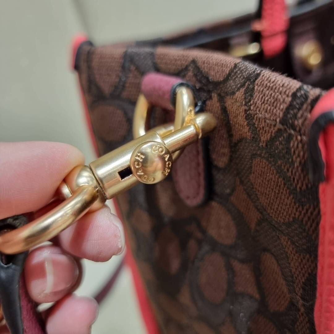 ใบใหญ่ COACH 4113 DEMPSEY CARRYALL IN SIGNATURE JACQUARD WITH STRIPE AND COACH PATCH ใบใหญ่ จุใจ คอลเลคชั่นใหม่ สีที่สาวๆรอคอย สวยคม ละมุนและมีความหรูในตัว กับกระเป๋าทรงโท้ท ไซส์ใหญ่ที่สามารถจุของได้แบบไม่ต้องกังวล ฟังก์ชั่นการใช้งานสะดวกที่สุด มีทั้งสายค