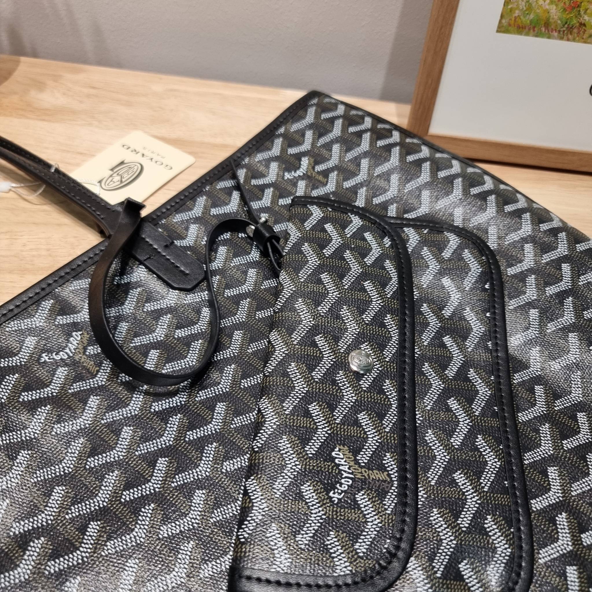 GOYARD ANJOU REVERSIBLE TOTE กระเป๋าสะพายทรงโท้ท ใบใหญ่จุใจ!! กลับด้านใช้ได้ทั้ง 2 ด้าน มาครบสีขายดี เลิศทุกสี รูปทรงคลาสสิค ดีไซน์เป็นเอกลักษณ์ ใช้งานได้หลากหลาย