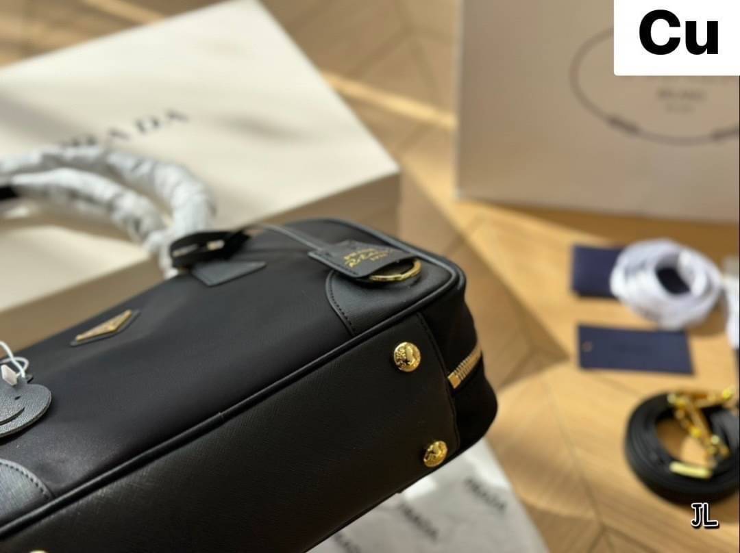 PRADA Re-Edition 1978 medium Re-Nylon two-handle bag กระเป๋าสะพายไหล่ทรงคลาสสิค ไอเท็มสุดปัง ที่ฮิตตลอดกาลไม่ว่าจะปีไหนๆ เหมาะเป็น everyday bag มากๆ