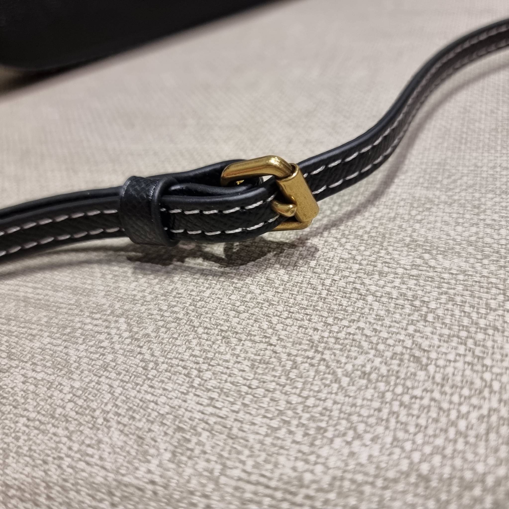 COACH C8439 WYNN CROSSBODY ใหม่ล่าสุด พร้อมเสิร์ฟความหรู ดูดีแบบน้อยแต่มาก กระเป๋าสะพายครอสบอดี้ ที่ซ่อนดีเทลดีงาม มีช่องเสียบบัตรแยกใช้ได้ หรือจะใส่ไว้ในกระเป๋า เพื่อแบ่งสัดส่วนให้ดูน่าใช้ วัสดุหนังวัวลายเกรน เส้นคมสวย เปิด-ปิดด้วยกระดุมแม่เหล็ก สะดวกใช้