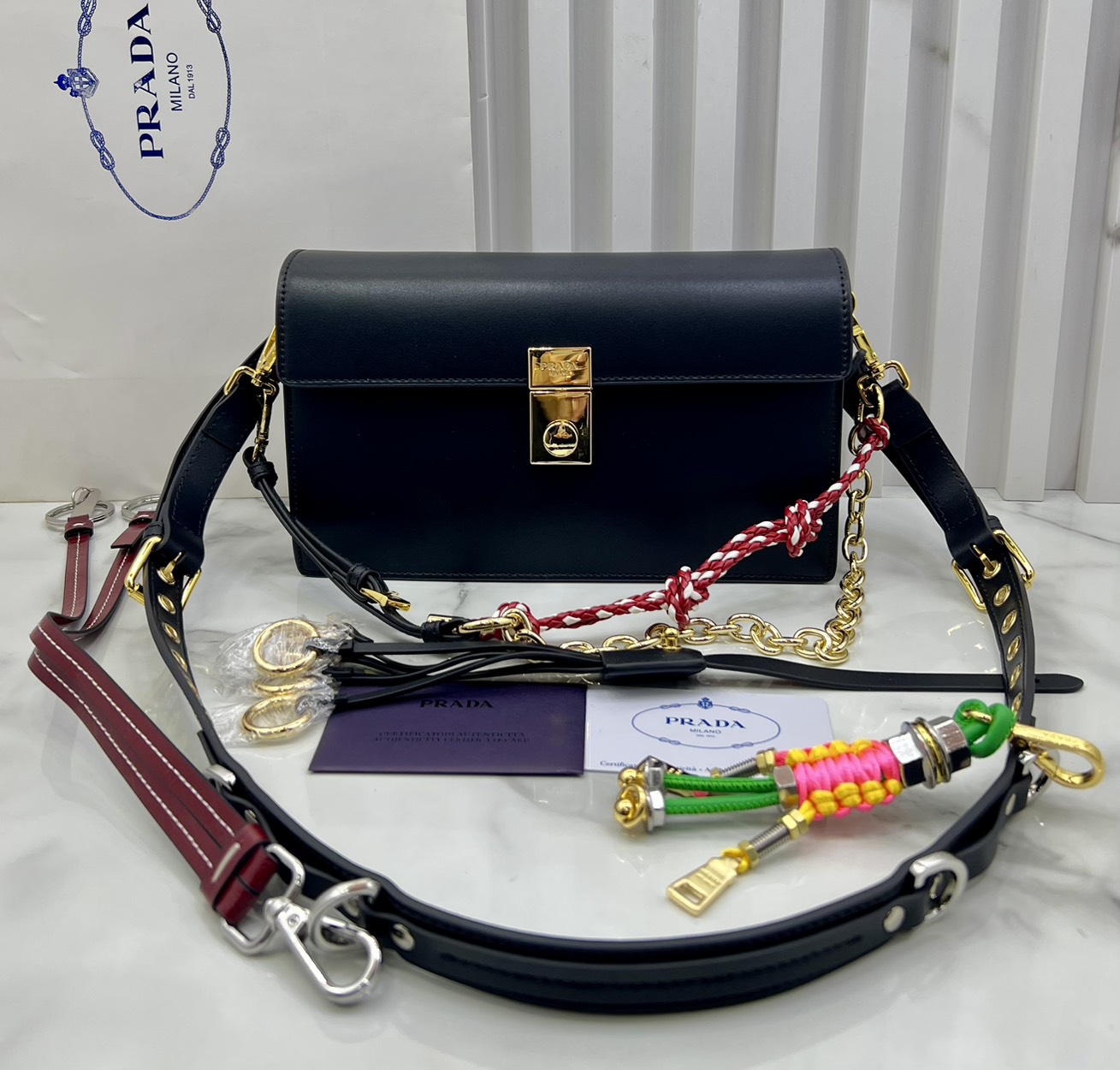 ORI หนังแท้ | 22cm Prada Soft Sound small leather shoulder bag with charms กระเป๋าสะพายทรงกล่อง รุ่นใหม่ล่าสุด มาแรงแบบเกินต้าน ด้วยดีไซน์เรียบ แต่มีกิมมิคเท่ห์ๆ ที่สายและพวงห้อยหลากสีสุดคิวท์