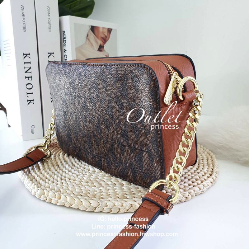 Michael Kors Crossbody Bag กระเป๋าสะพายแบบ crossbody หนังลาย safiano เปิดปิดด้วยซิปแบรนด์ อะไหล่ทอง ด้านหน้าประดับโลโก้ โลหะแบรนด์ ด้านในบุผ้าแบรนด์สวยหรู น้ำหนักเบา มีช่องซิปใส่ของจุกจิกและช่องใส่มือถือ มาพร้อมสายสะพายยาวโซ่ทอง+หนัง ปรับได้หลายระดับ ขนาด