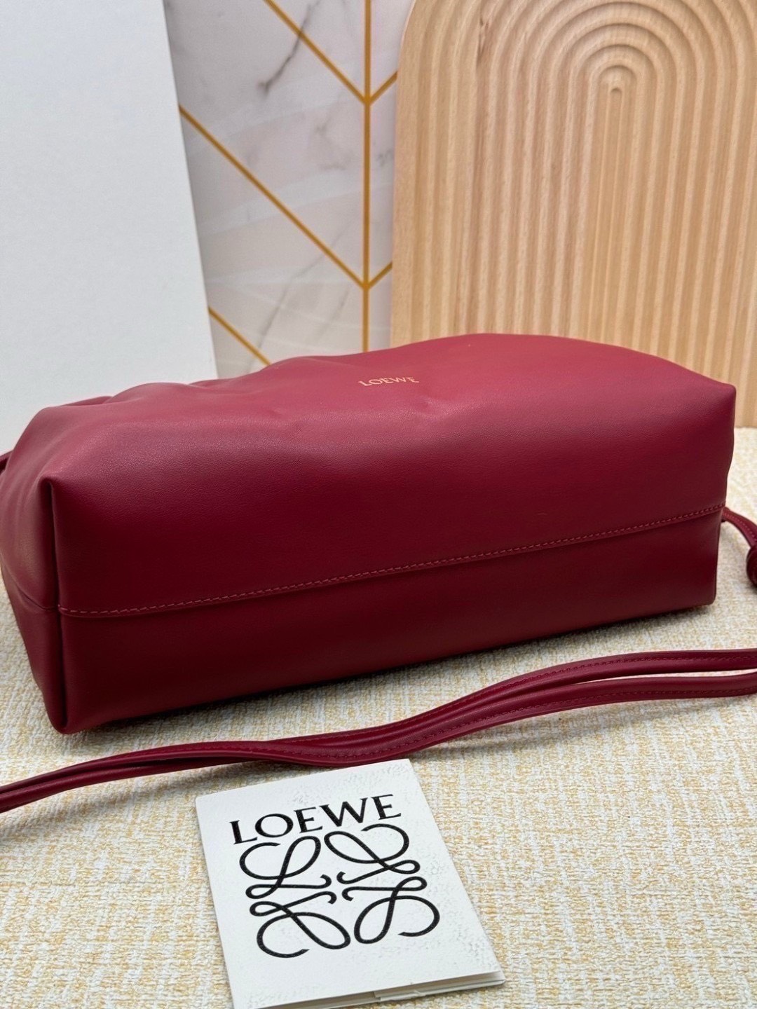 ORI หนังแท้ | Medium Loewe Flamenco purse in mellow nappa leather 30cm กระเป๋าสะพายทรงคลัช เรียบหรูดูแพง เรียบง่ายใช้งานสะดวก หนังแนปป้าให้สัมผัสนุ่มสบายผิว มาพร้อมสายสะพายร้อยห่วงหรูหรา