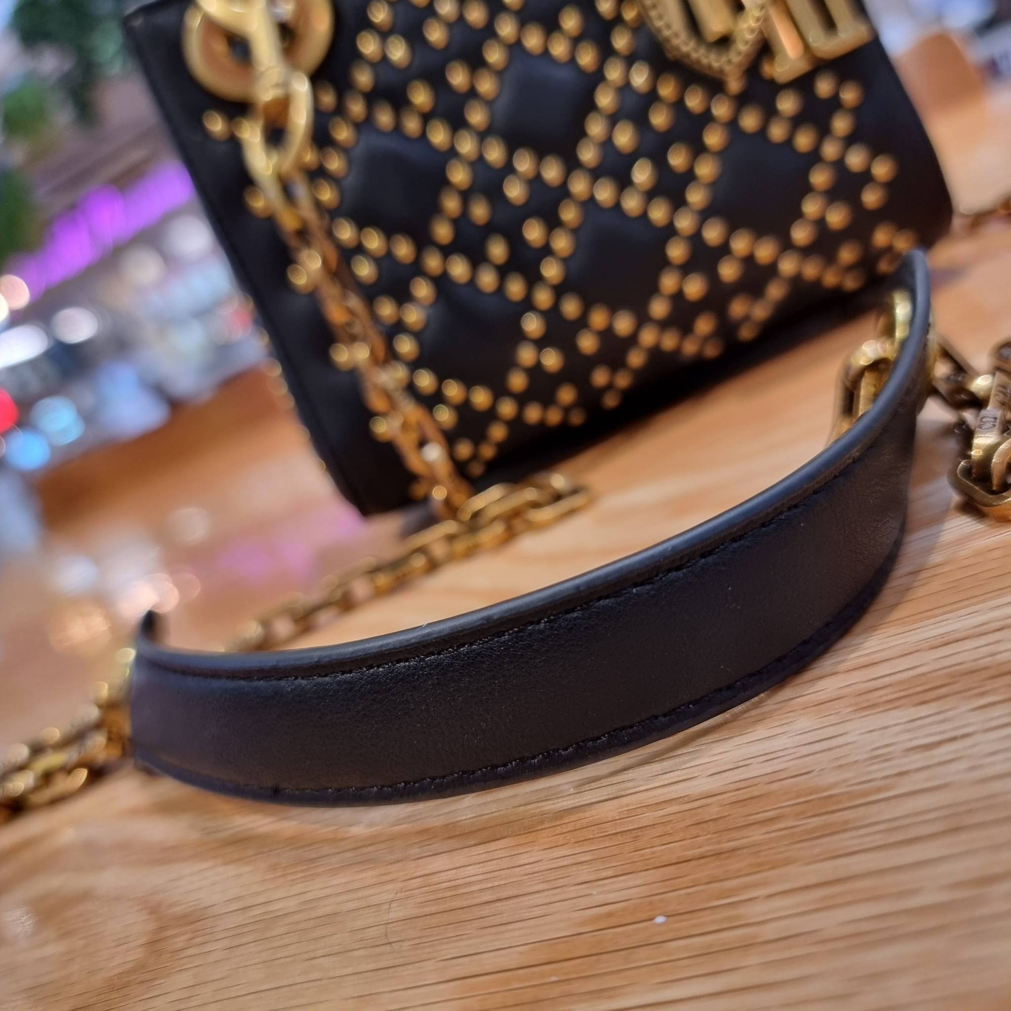 DIOR CD MINI LADY STUDDED BAG กระเป๋าสะพายข้างพรีเมี่ยมกิ๊ฟสุดฮอต ดีไซน์ตกแต่งหมุดเต็มใบ ไม่มีคือพลาด หรูจริงอะไรจัง ทรงกล่องคลาสสิค วัสดุหนังแท้ โดดเด่นด้วยพวงกุญแจโลโก้สีทองลิมิเต็ด มีหูจับในตัวและสายครอสบอดี้สุดเลิศ แต่งเติมดีเทลอัพราคาไปอีก ภายในเป็นช