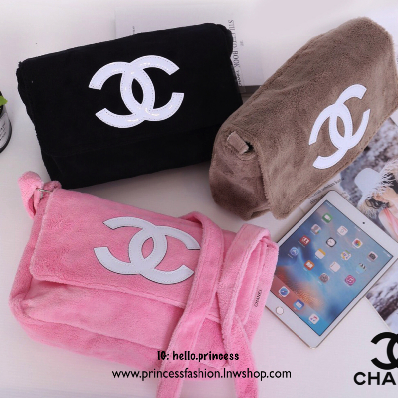 Chanel Beaute Crossbody Bag กระเป๋าสะพาย VIP GIFT ของแท้ จาก Chanel Cosmetic แท้💯 วัสดุขนวูลหนานุ่ม ตัดโลโก้แบรนด์หนังสีขาวสวยโดดเด่น น้ำหนักเบา เปิดปิดด้วยฝาปิดกระดุมแม่เหล็ก ใบใหญ่กำลังดี ใส่ iPad, กระเป๋าสตางค์ใบยาว, และของจุกจิกได้เยอะ มาพร้อม