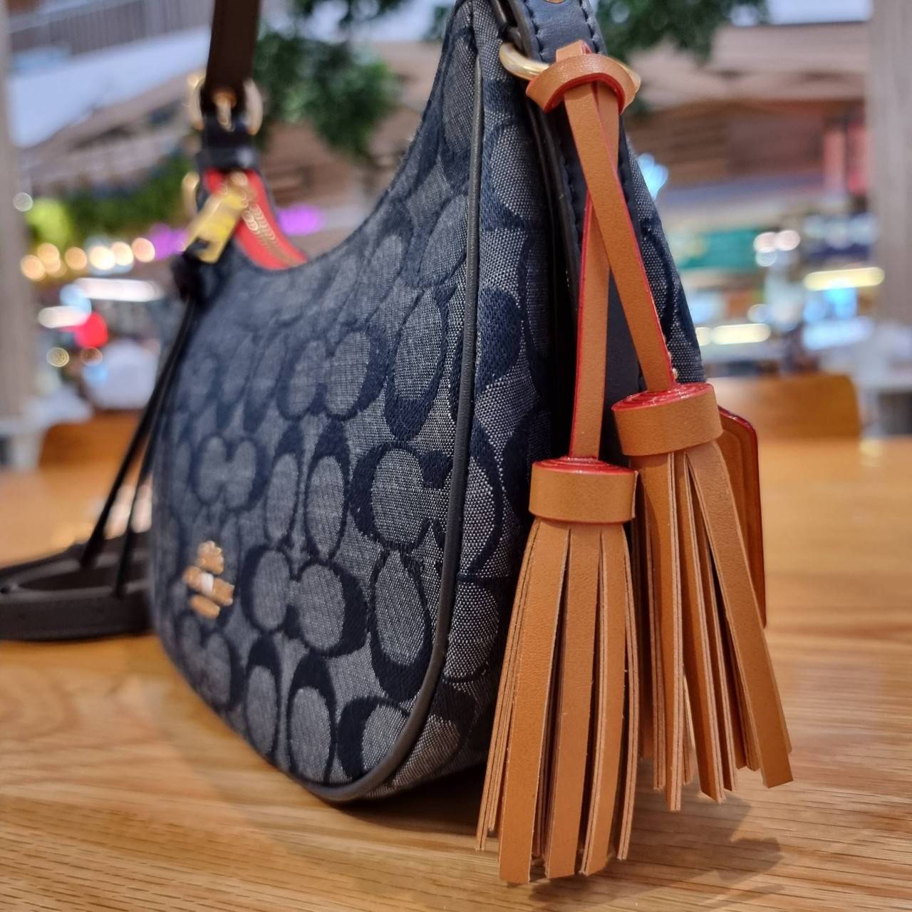COACH C8163 KLEO HOBO IN SIGNATURE CHAMBRAY ใหม่ล่าสุด คอลเลคชั่นสุดคิ้วท์ ที่สาวๆต้องหลงรัก กระเป๋าสะพายทรงโฮโบ ที่ดีไซน์มาให้ปรับใช้งานได้หลากหลาย วัสดุผ้าแชมเบรย์ คมสวย รูดเปิด-ปิดด้วยซิป ภายในเป็นช่องโล่ง สายคล้องสามารถถอดออกใส่สายยาวสะพายข้างได้ หรือ