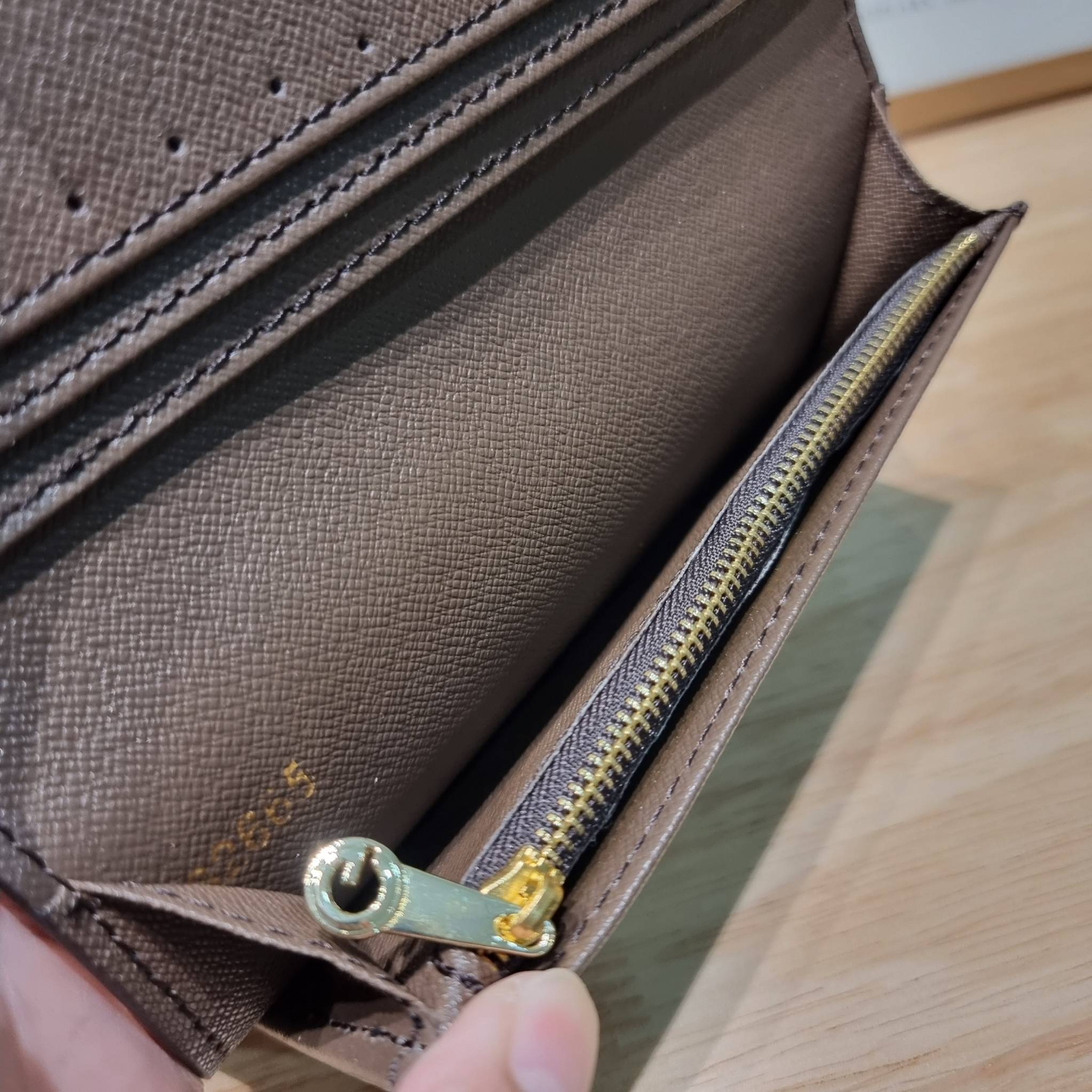 Goyard Bi Fold Long Wallet / GOYARD FLAP WALLET / Goyard Long Wallet กระเป๋าสตางค์ใบยาว รุ่น unisex ที่ใช้ได้ทั้งหนุ่มๆและสาวๆ ไอเท็มนี้ตอบโจทย์สำหรับคนที่ชอบเก็บบัตรเยอะๆ