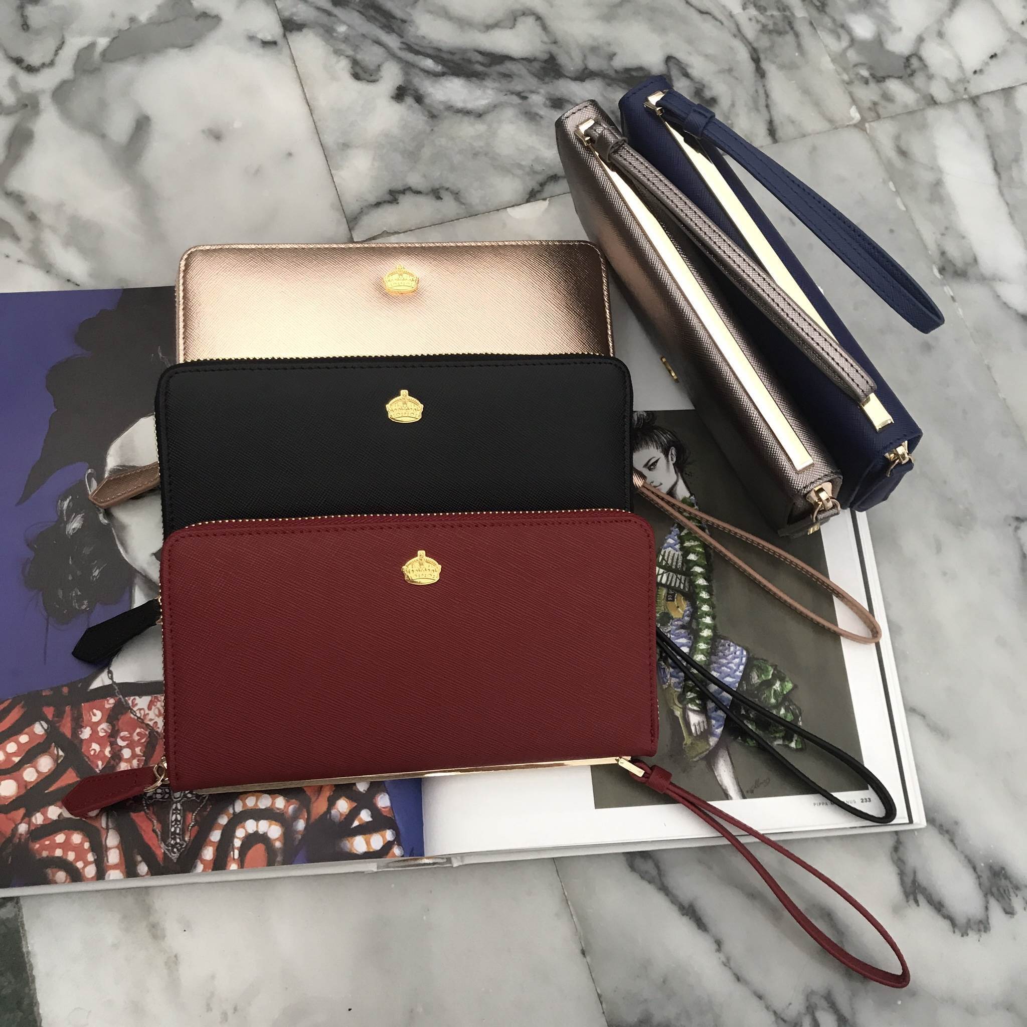 New In !!!! กระเป๋าสตางค์ ทรงยาว แบบ ซิปรอบ KEEP • Alure zipper • กระเป๋าสตางค์ทรงยาว **หนังวัวแท้ซิปรอบ ใบนี้ ใช้แล้วดีแน่นอนค๊า 🤑🤑 ตามหลัก โหราศาสตร์ กันเงินออก เก็บเงินอยู่แน่นอนค๊า ขนาดกำลังดีใส่มือถือได้ทุกรุ่นคะ ช่องภายในหลายช่องมากค