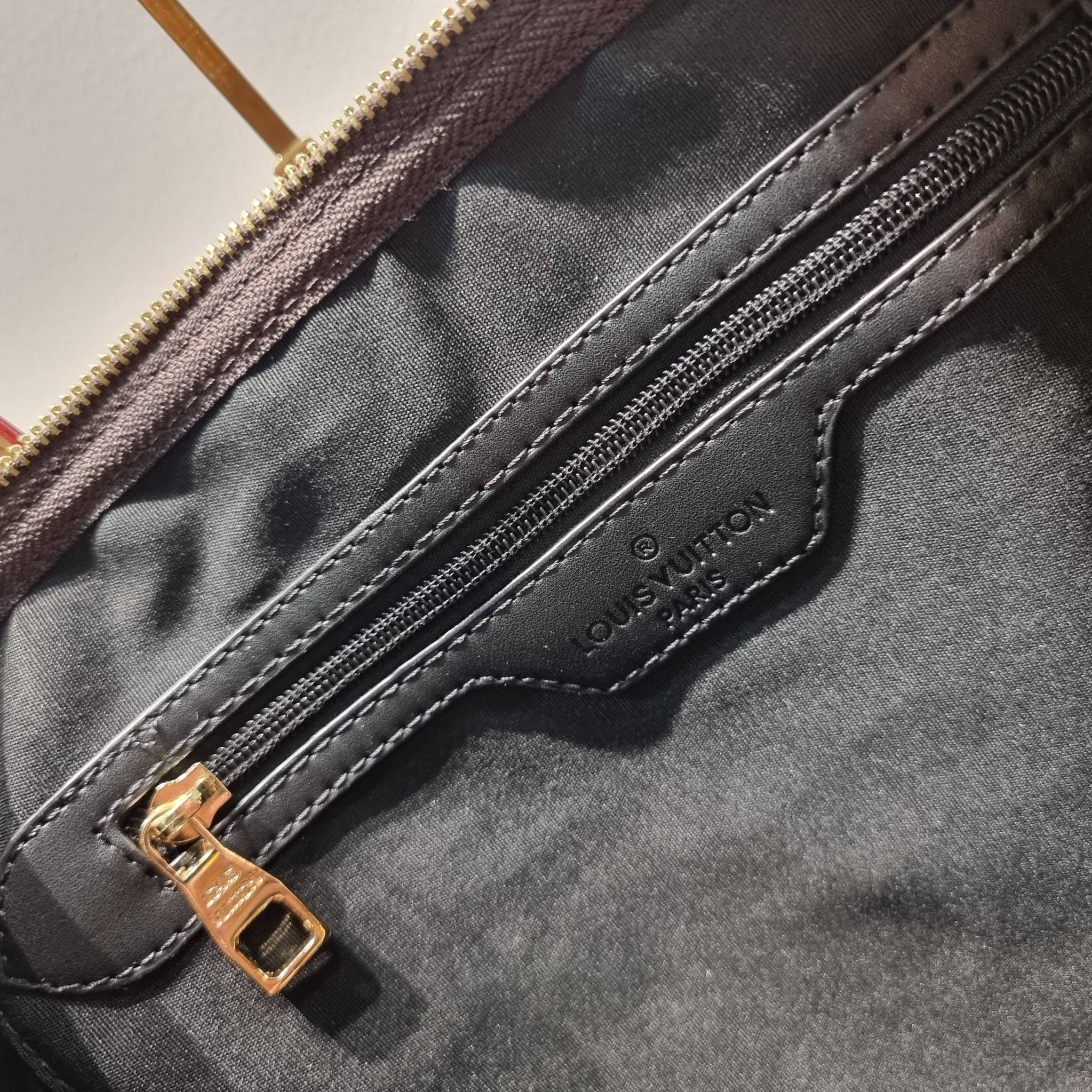 LV KEEPALL BANDOULIERE กระเป๋าเดินทางสุดคลาสสิค ทึ่ใครๆก็เฝ้ารอ ไอเท็มที่จะทำให้การเดินทางไม่ธรรมดาอีกต่อไป ด้วยดีเทลความเป็นเอกลักษณ์ เรียบแต่หรู วัสดุหนังแคนวาสคุณภาพดี ลวดลายโมโนแกรม เปิด-ปิดด้วยซิปแน่นหนา มีกุญแจล็อคได้ มีสายสะพายครอสให้ ภายในโล่งกว้า