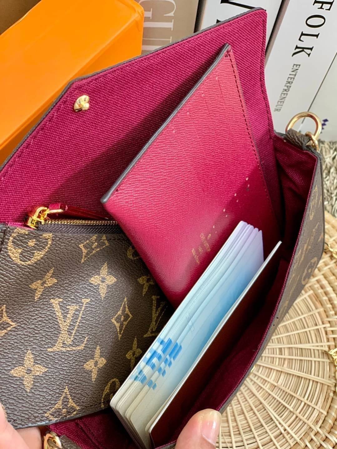 เน้นใช้งานได้จริงในชีวิตประจำวันค่ะ Louis vuitton felicie pochette พร้อมส่ง ซื้อ1ได้ถึง3!! มีไม่มาก หมดแล้วหมดเลยจ้าา! Premium gift จาก LV กระเป๋าสะพายข้างหรือถือแบบคลัทออกงาน หนังแกะแท้สวยงามค่ะ เปิดปิดกระเป๋าแบบกระดุม ภายในสามารถใส่มือถือได้ทุกรุ่น;พาสป