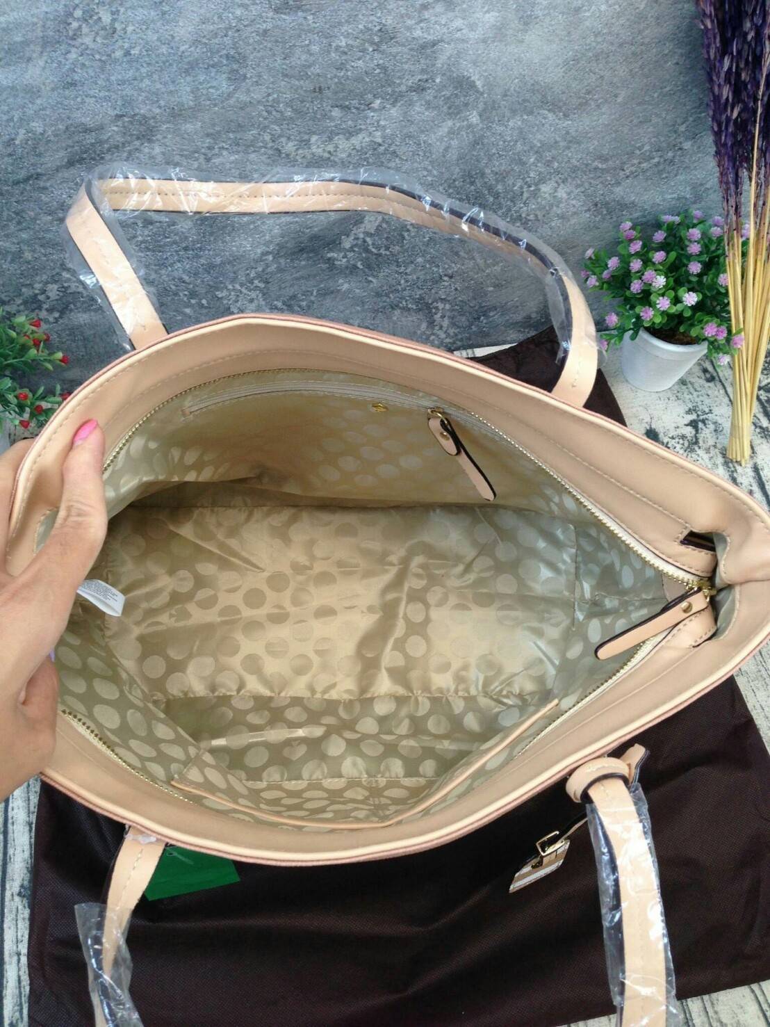 KATE SPADE HYDE LANE STRIPED RILEY LEATHER TOTE BAG กระเป๋าสะพายทรง Tote Bag หนังสวยอยู่ทรง โดดเด่นที่สีทูโทนลายทางห้อยโลโก้ TAGcที่หูกระเป๋า ด้านหน้าประดับโลโก้ มี1ช่องใส่ของ ภายในมีช่องซิป และช่องใส่มือถือ กว้างและจุ ใส่ ipad notebook เอกสาร A4 กระเป๋าส