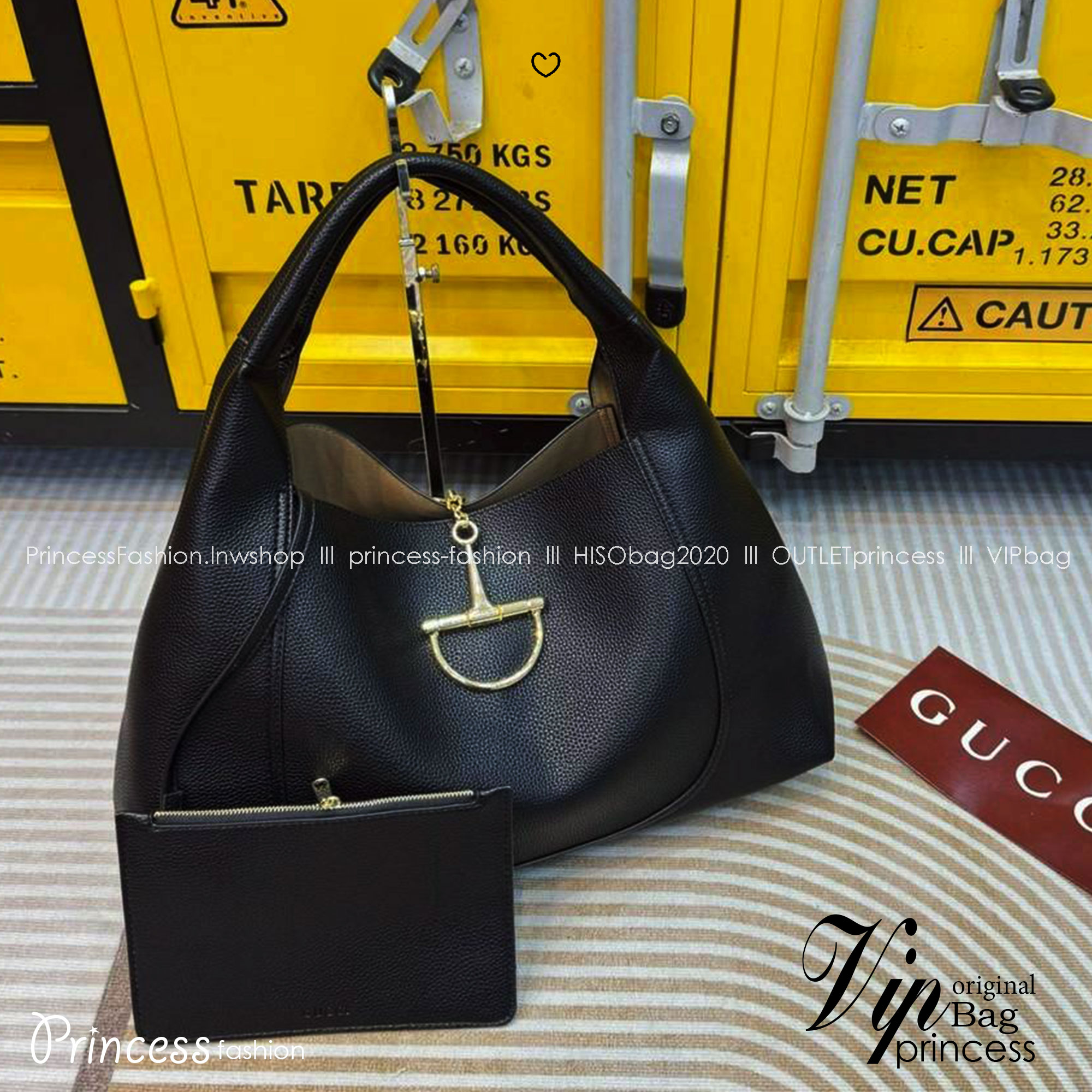 Gucci Softbit maxi shoulder bag กระเป๋าทรงโฮโบโฉมใหม่ใบใหญ่ อะไหล่เป็นเอกลักษณ์ของแบรนด์ในรูปแบบ Horsebit ครึ่งรูปขนาดใหญ่ หรูหราและใช้งานสะดวก รูปทรงสไตล์สบายๆ หนังลายเกรนสวยหรูนุ่มนวลพร้อมเท็กเจอร์อันโดดเด่น