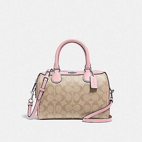COACH F32203 MINI BENNETT SATCHEL IN SIGNATURE CANVAS กลับมาอีกครั้ง!! กับกระเป๋าทรงหมอนยอดฮิต 🥳 มีกี่สีก็ขายหมด วัสดุหนังแคนวาสเคลือบลาย ทรงสวยใช้งานได้ทุกโอกาส ภายในโล่งกว้างใส่ของได้เยอะ มีหูจับในตัว และสายสะพาย crossbody ปรับได้ตามตัว ใบนี้ไม่
