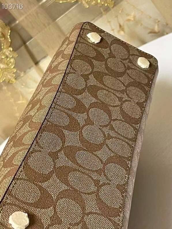 COACH Tote in Signature Canvas Bag กระเป๋าสะพายทรงช้อปปิ้ง สายกระเป๋าเป็นหนังสลับโซ่ทองสวยงาม เพิ่มความหรูหรา ภายในโล่งกว้างใส่ของได้เยอะมาก วัสดุ Canvas เคลือบลายซิกเนเจอร์และหนัง พร้อมซิปกลางเก็บของได้มิดชิดเลยค่ะ มี 3 สี น้ำตาล ดำ ขาว