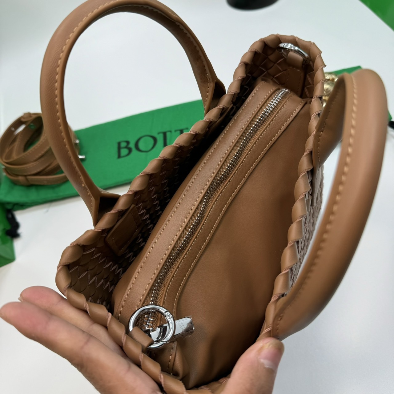 BOTTEGA MINI CABAT LEATHER TOTE BAG กระเป๋าสะพายขนาดมินิ พร้อมใบลูก ดีไซส์สานเป็นเอกลักษณ์ หนัง nappa นิ่มสวยงาม