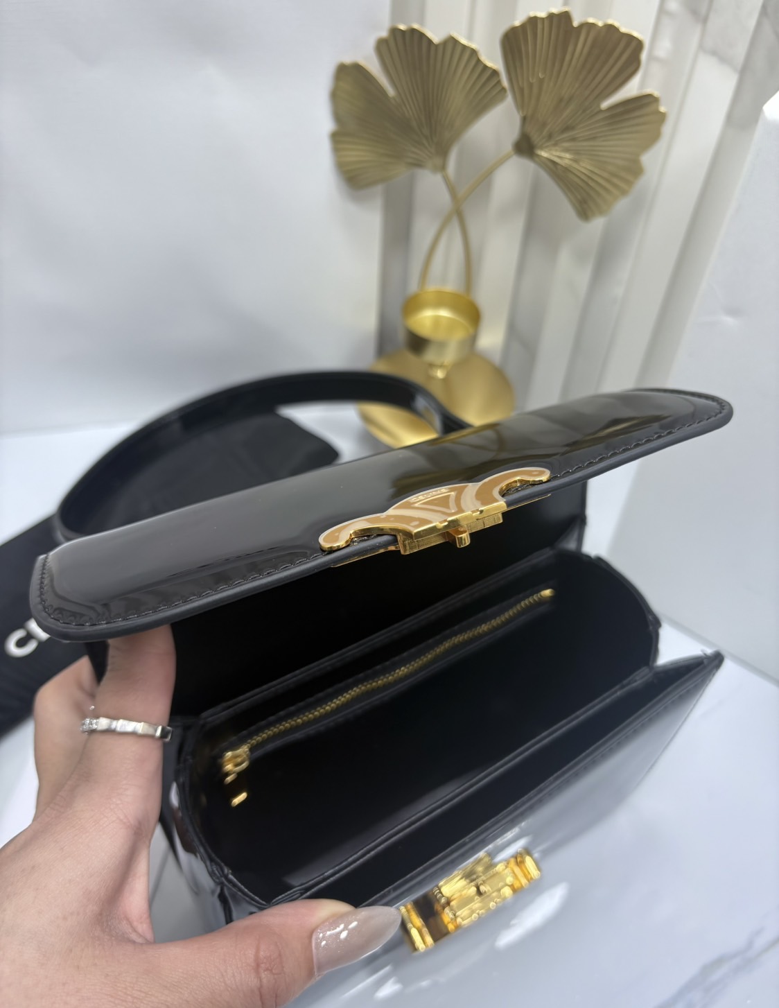 สลับแท้ CELINE TEEN GARANCE bag in PATENT CALFSKIN กระเป๋าสะพายไหล่หนังแท้ รุ่นใหม่ล่าสุดหนังเงาสวยงามหรูหรา 🤍 เกรดออริจินอล สลับแท้ 1:1 ภาพถ่ายจากงานขายจริง ใช้งานต่างประเทศได้