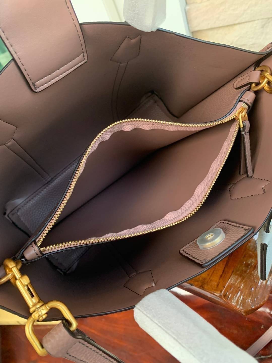 Tory Burch Perry small tote bag ออกแบบเพื่อเหมาะใช้งานได้ในชีวิตประจำวัน ใช้วัสดุผสมผสานช่วยให้กระเป๋าเป็นทรงสวยโดยยังคงคุณภาพนิ่ม สวยงามด้วยหนังวัวแท้ เรียบหรูและคลาสสิค สามารถใช้เป็น every day bag ภายในมีช่องแยกใช้งานอย่างชัดเจน ขนาดที่กำลังพอดีเลยจัดเป