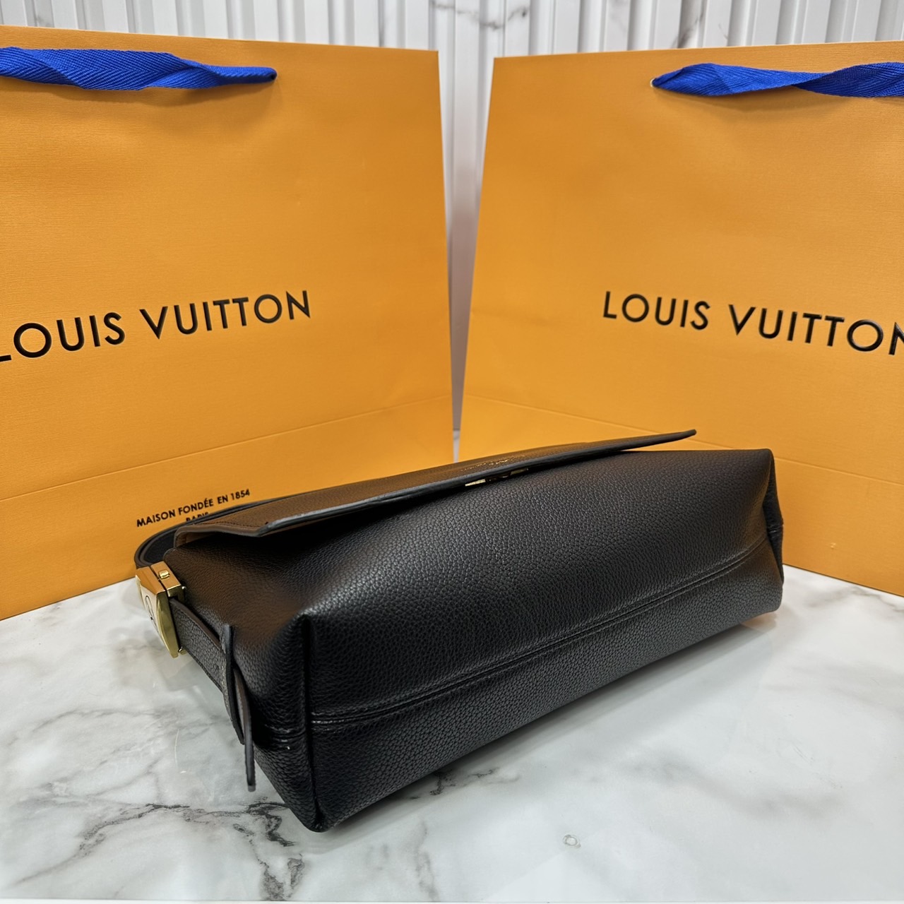 ORI หนังแท้ | LV Low Key Messenger Bag กระเป๋าสะพายทรงแมสเซ็นเจอร์ รูปทรงใหม่ สไตล์เรียบง่ายแต่หรูหรา ตกแต่งด้วยแม่กุญแจสีทองวินเทจ พร้อมใบลูกลายโมโนแกรมเพิ่มฟังชั่นการใช้งาน