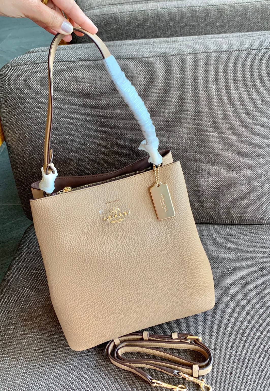 ถังใหญ่พร้อมส่งแล้วค่าา ห้ามพลาด❗️ COACH TOWN BUCKET BAG((91122)) 📣พร้อมส่ง ไซด์ที่สาวๆรอคอยค่ะ! ✔️กระเป๋าทรงถังใบใหญ่ สุดฮิตอีกรุ่นที่สาวๆต้องมีติดตัว ✔️หนังแท้ หนังจริงสวยมาก นิ่มมือดีด้วยนะคะ