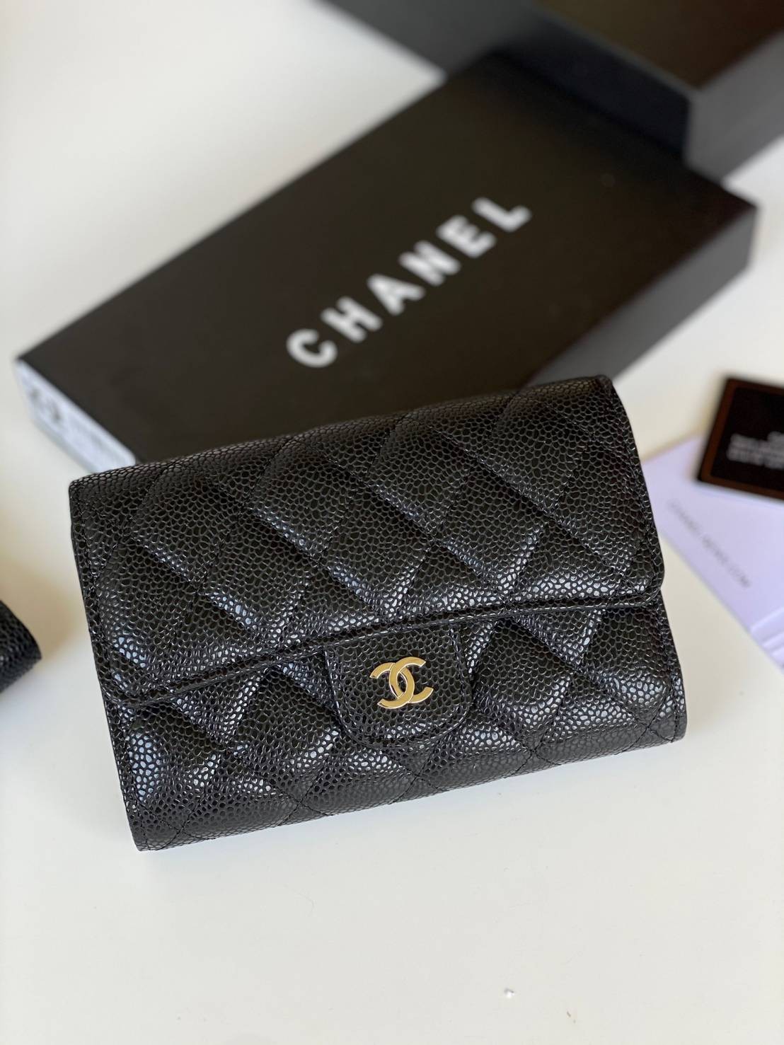 หนังแท้ CHANEL WALLET รุ่นยอดนิยมไอเท็มฮิตวัสดุหนังคาเวียร์สวยคลาสสิคเปิดปิดด้วยฝาปิดกระดุมด้านหน้ามีโลโก้แบรนด์อะไหล่ทอง/เงินสวยหรู ภายในสีแดงเบอกันดี้ มีช่องซิปด้านในเรียกว่าใบเดียวจบ เป็นใบยอดนิยมของสาวๆ เลยค่าา พร้อมส่งที่ไทยไม่ต้องรอพรีฯ สาวก Chanel 