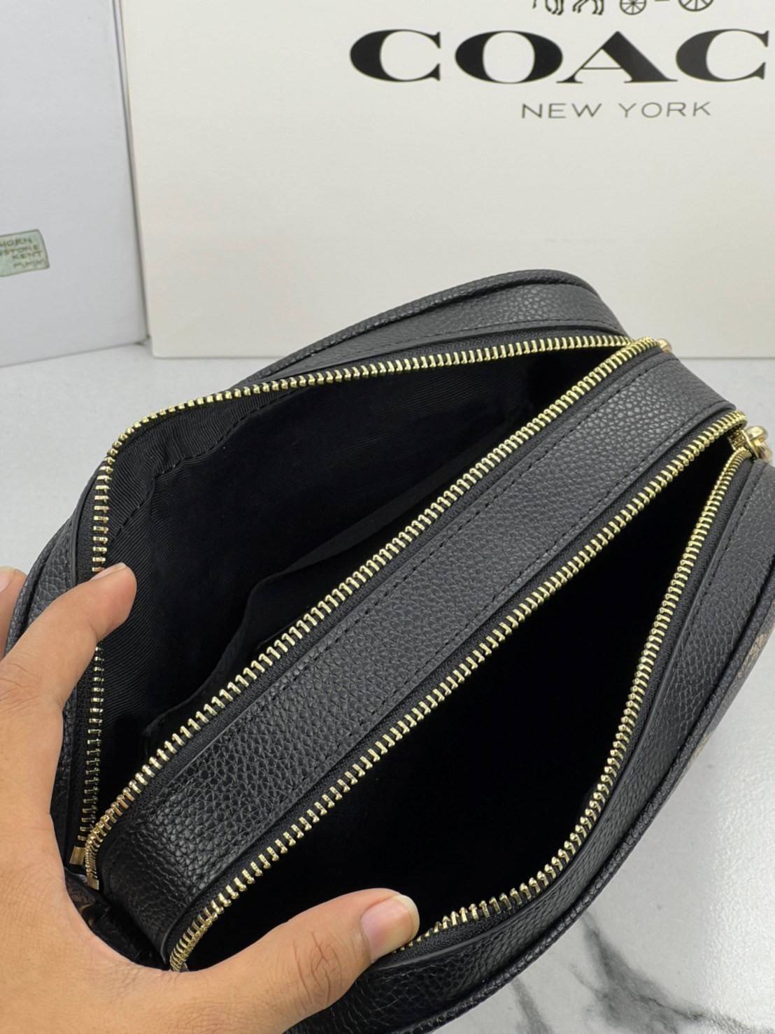 COACH JES CROSSBODY WITH HORSE AND CARRIAGE PRINT ((91109)) กระเป๋าสะพายครอสบอดี้ร์ หนังแท้นิ่ม ลายปริ้นรถม้าทั้งใบสวยงามมากๆค่ะ กระเป๋าแบ่งเป็น2ช่องซิปหลัก ช่องกว้างสามารถใส่กระเป๋าเงินใบยาวได้;ของจำเป็นได้ครบเลยค่ะ;มีช่องให้ใส่ของจุกจิก;พร้อมช่องโล่งด้า