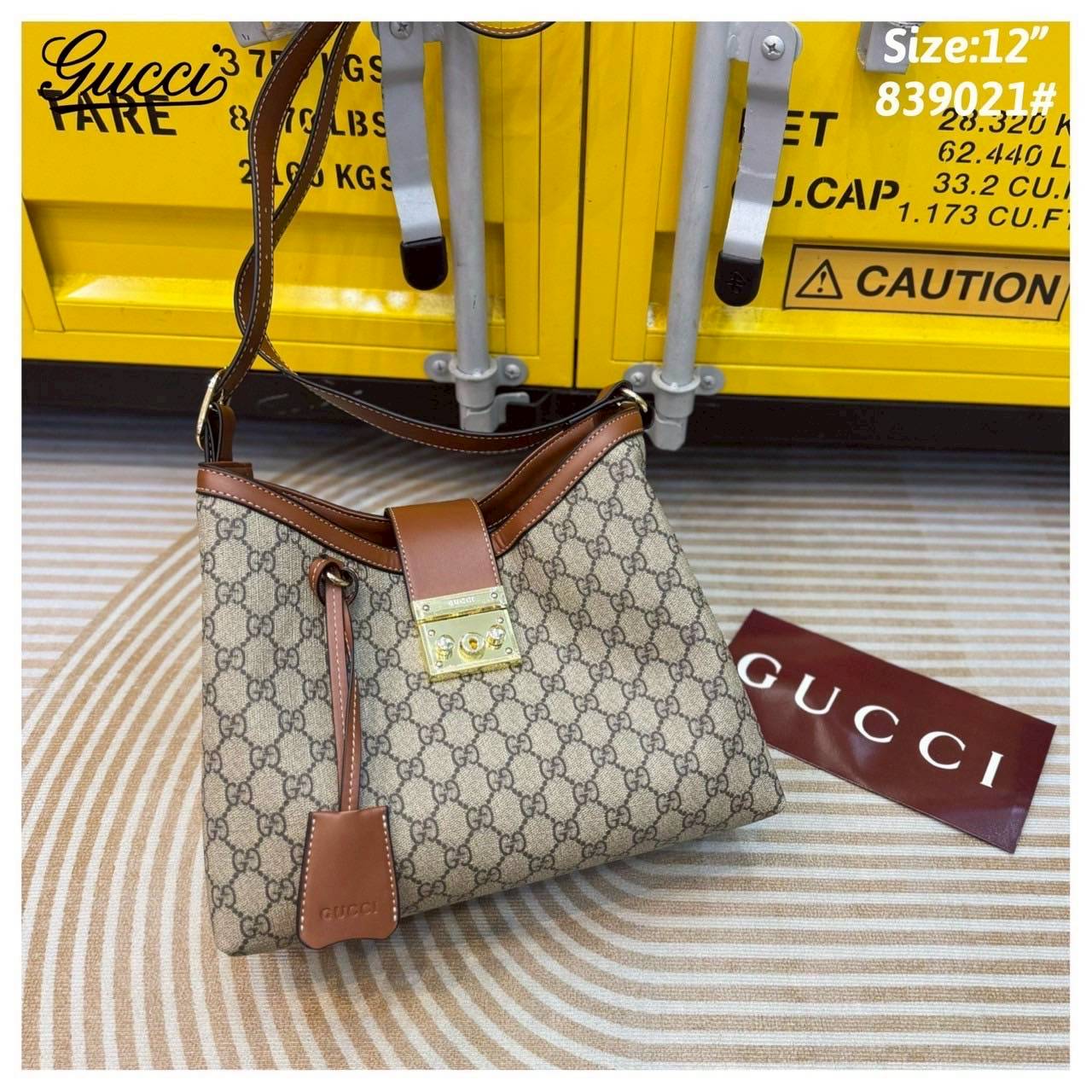 Gucci Padlock large shoulder bag กระเป๋าสะพายใบใหญ่ ในคอลเลกชั่น Pre-Fall 2025 แพดล็อกนำเสนอรูปทรงร่วมสมัยที่สามารถใช้งานได้หลากหลายสไตล์ สวยผู้ดีรูปทรงใช้งานง่าย วัสดุหนังแคนวาส