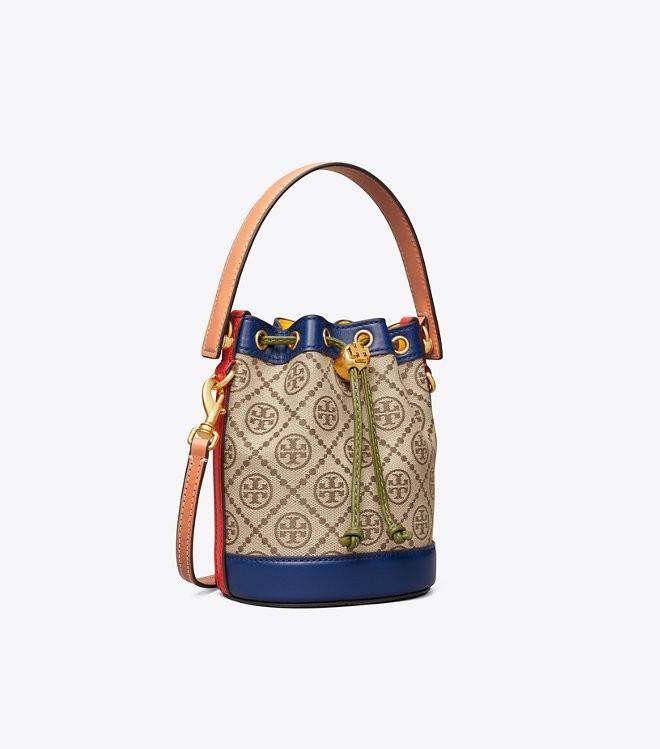 MINI : TORY BURCH T MONOGRAM COLOR-BLOCK JACQUARD MINI BUCKET BAG ใหม่ล่าสุด กับกระเป๋าบัคเก็ตทรงสวย ไซส์มินิ ในราคาน่ารัก โดดเด่นด้วยลวดลายเอกลักษณ์ ผสานลายคัลเลอร์บล็อค โทนสีตัดกันอย่างลงตัว ถักทอบนวัสดุ woven jacquard ลายคมชัด สลับส่วนของหนังแท้ ภายในเ