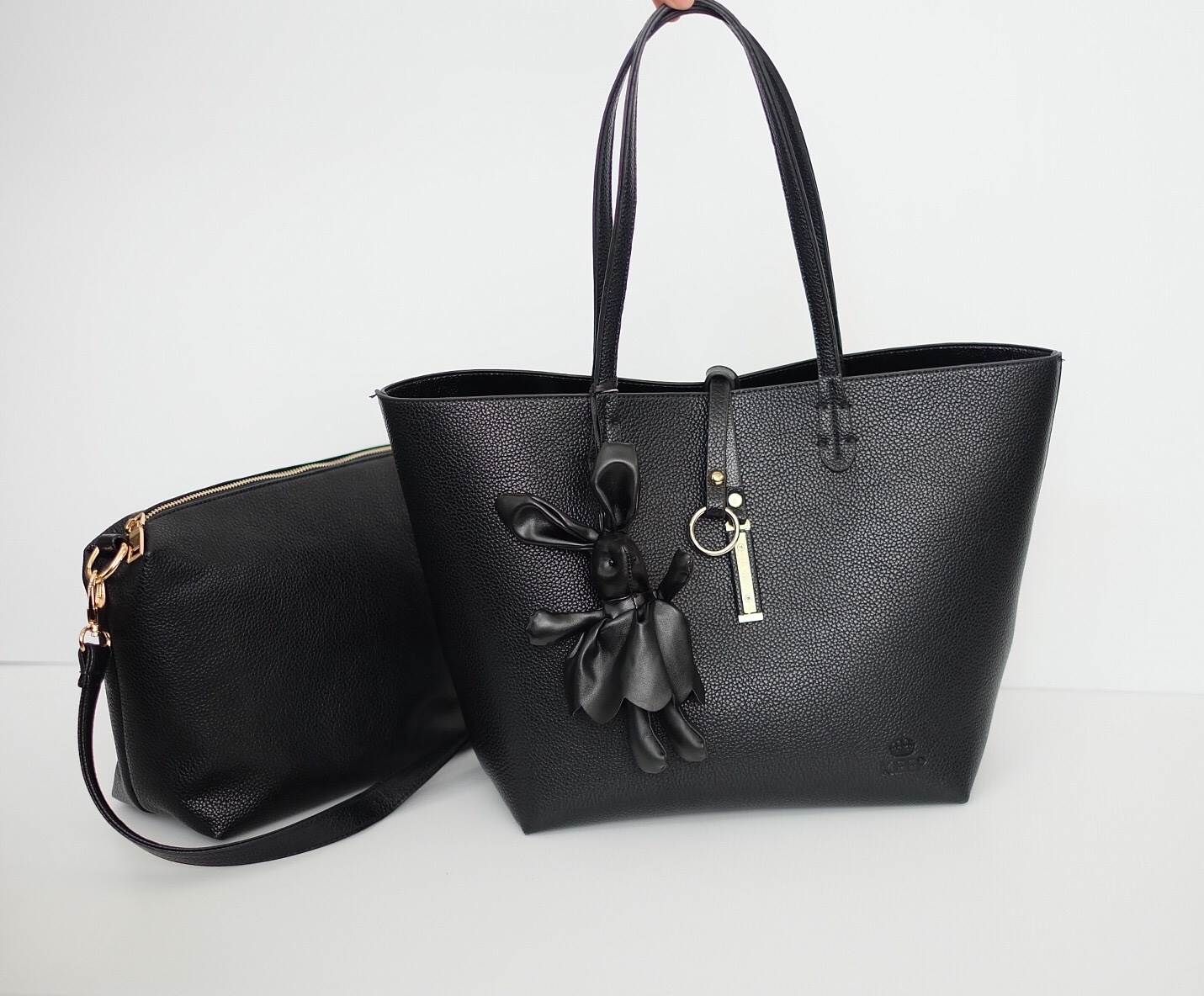 NEW Collection 2017 ' KEEP Infinite tote bag ' 👑หนังกระเป๋าสวยมาก ส่วนเรื่อง ความจุ ความคุ้ม ไม่ต้องพูดถึง 😆 ใบนี้ตอบทุกโจทย์เลยคะ แถม ซื้อ 1 ได้ ถึง 2 ใบอีกด้วย โอ้ย !! ใบนี้ เลิศมากคะ กระเป๋า ถือ//สะพายข้าง หนังสวยๆ มาพร้อมพวงก